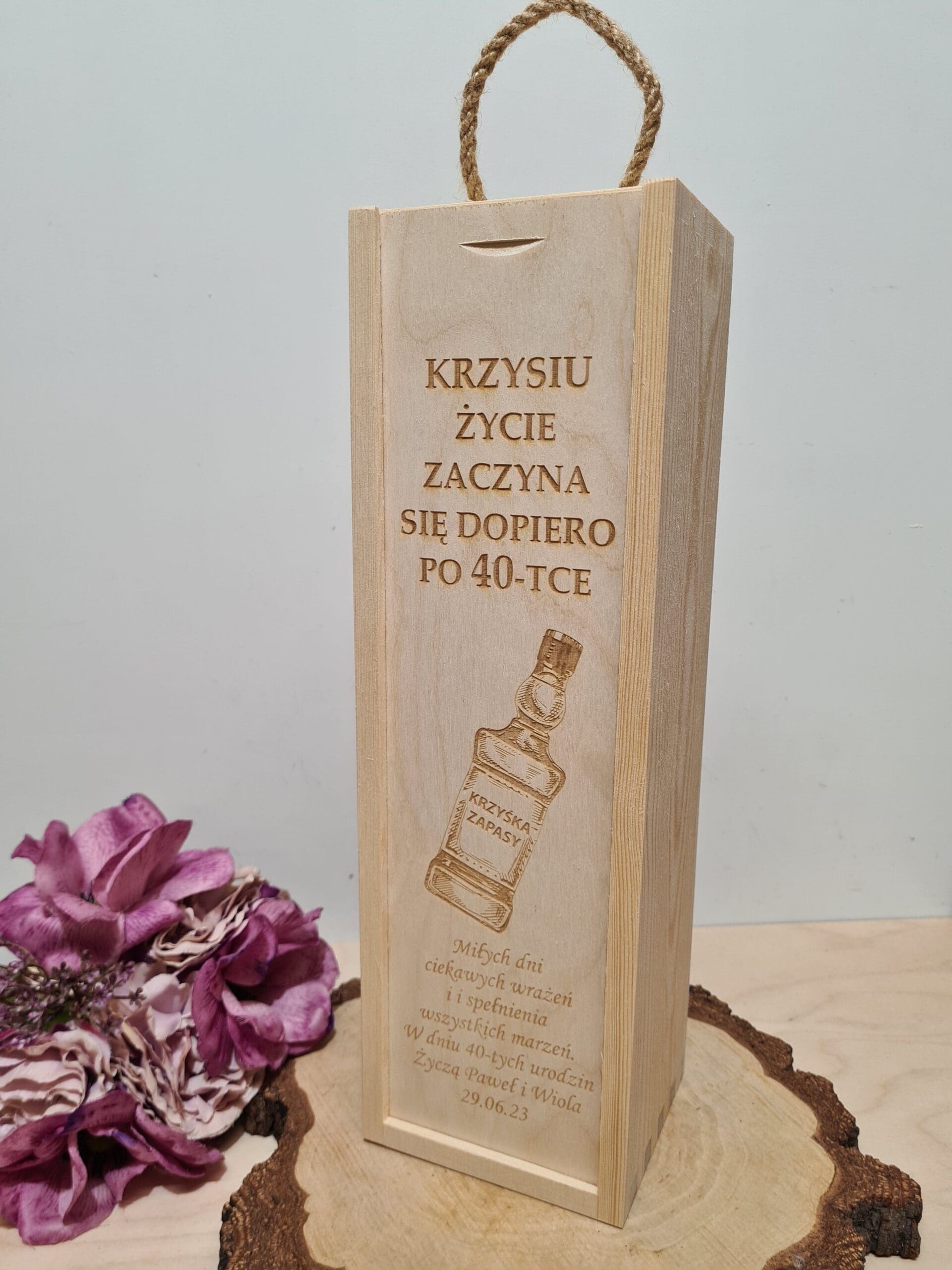 Grawerowana personalizowana skrzynka na alkohol od OliArt:idealna na prezent na urodziny. Drewniana, ręcznie robiona,z grawerem. Personalizowana skrzynka UK
