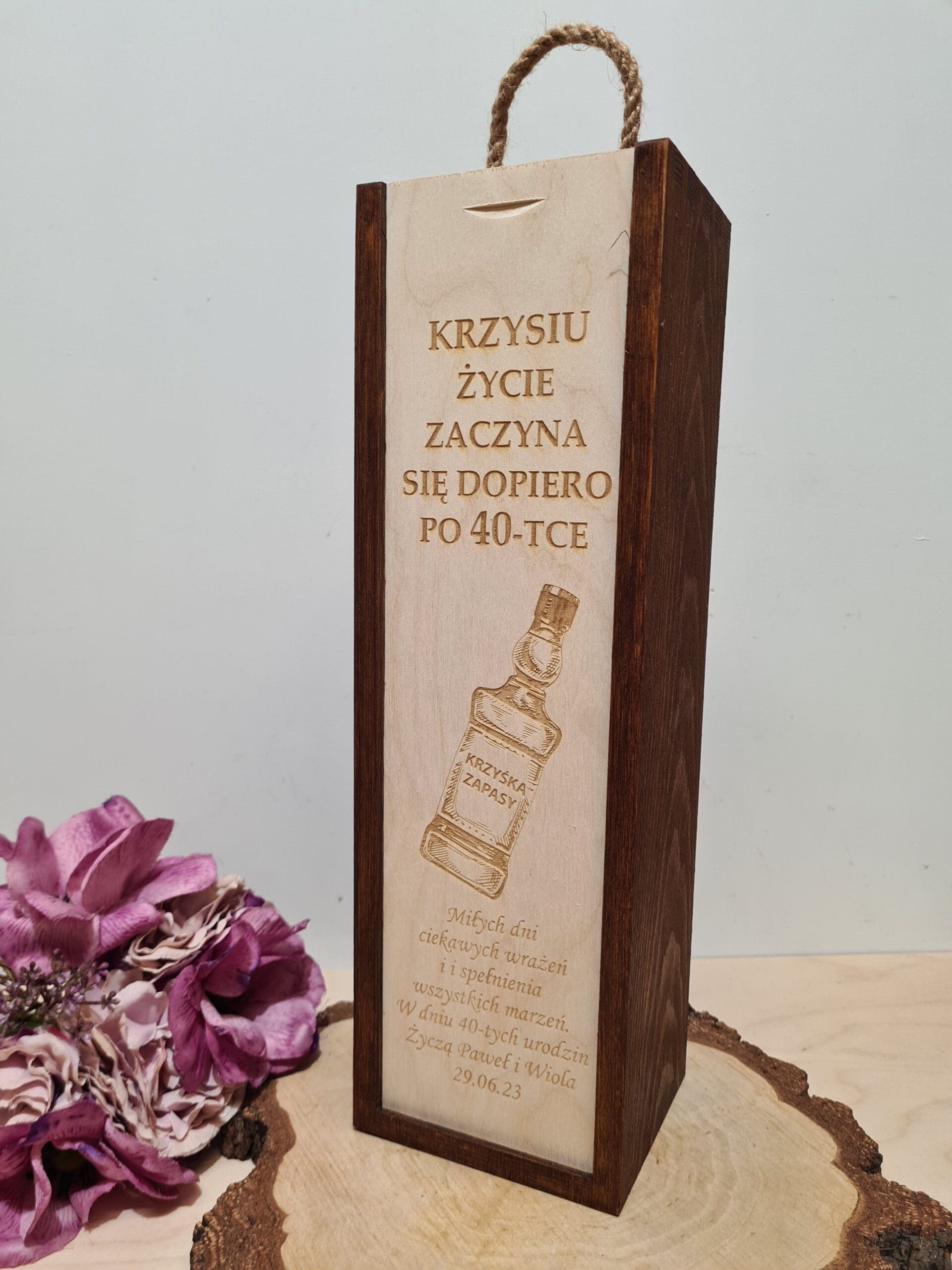 Grawerowana personalizowana skrzynka na alkohol od OliArt:idealna na prezent na urodziny. Drewniana, ręcznie robiona,z grawerem. Personalizowana skrzynka UK