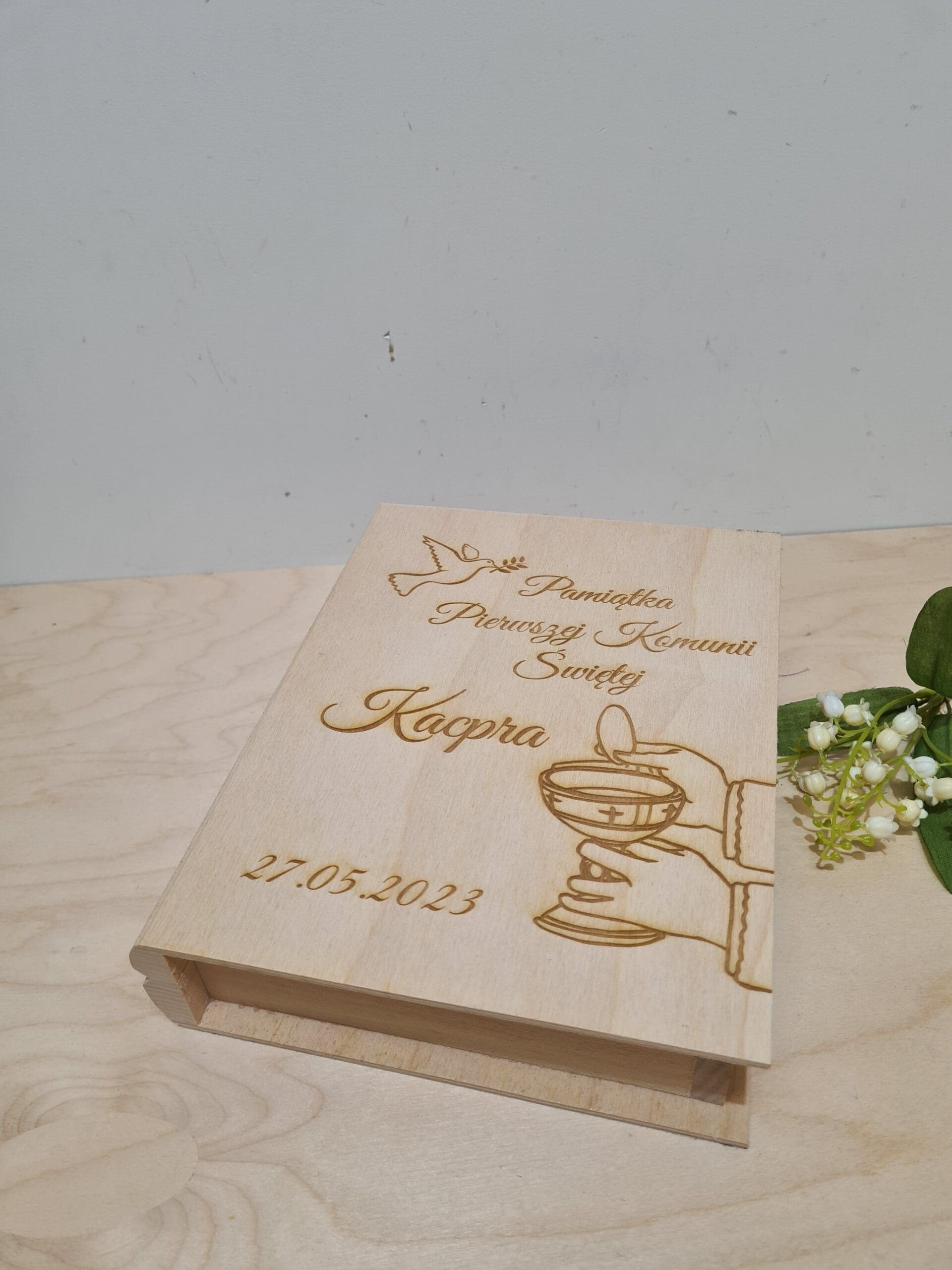 DREWNIANE GRAWEROWANE PUDEŁKO W KSZTAŁCIE KSIĄŻKI PREZENT Z OKAZJI PIERWSZEJ KOMUNII ŚWIĘTEJ - KIELICH