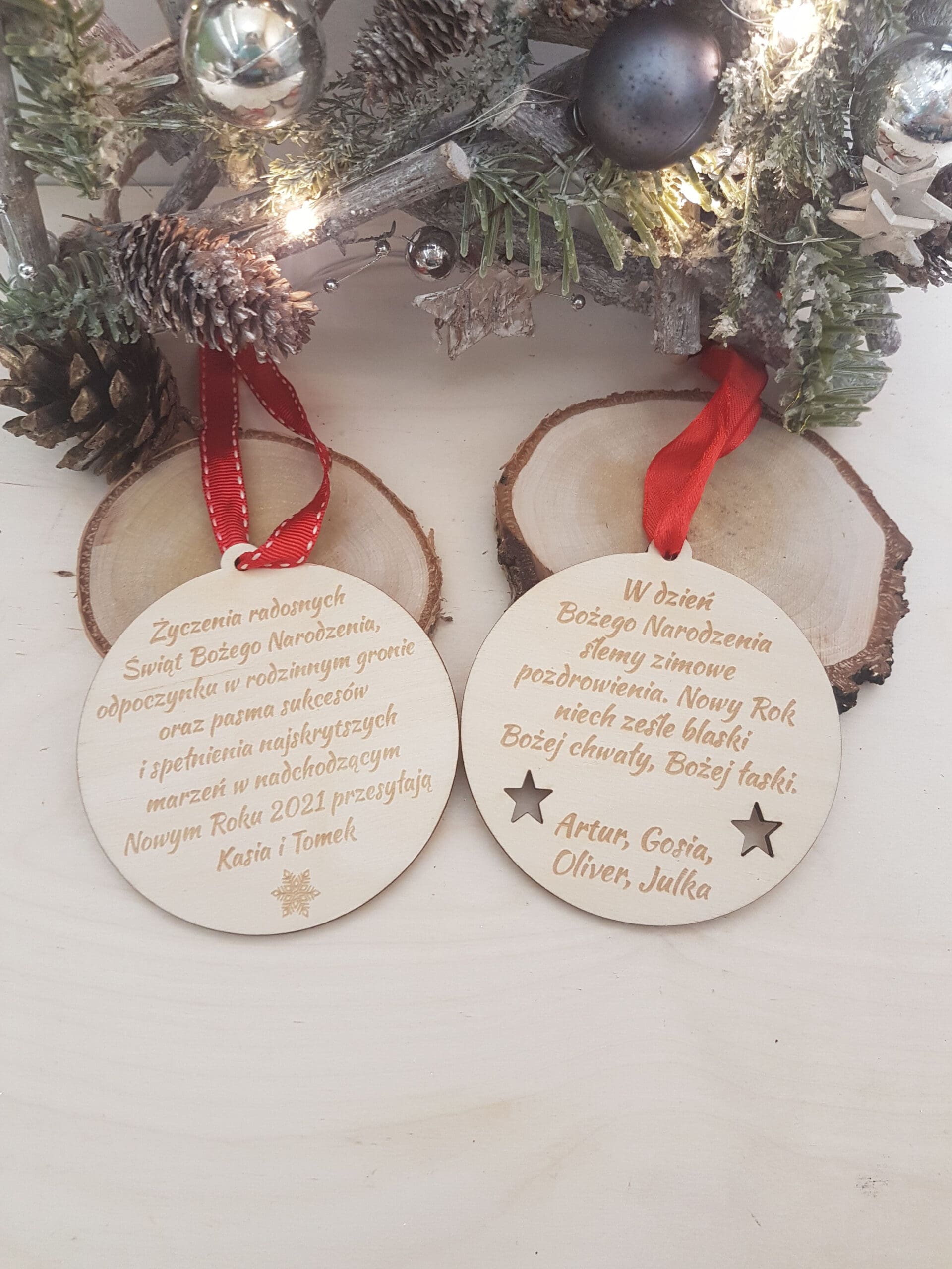Drewniana bombka, zawieszka choinkowa z wygrawerowanymi życzeniami bożonarodzeniowymi