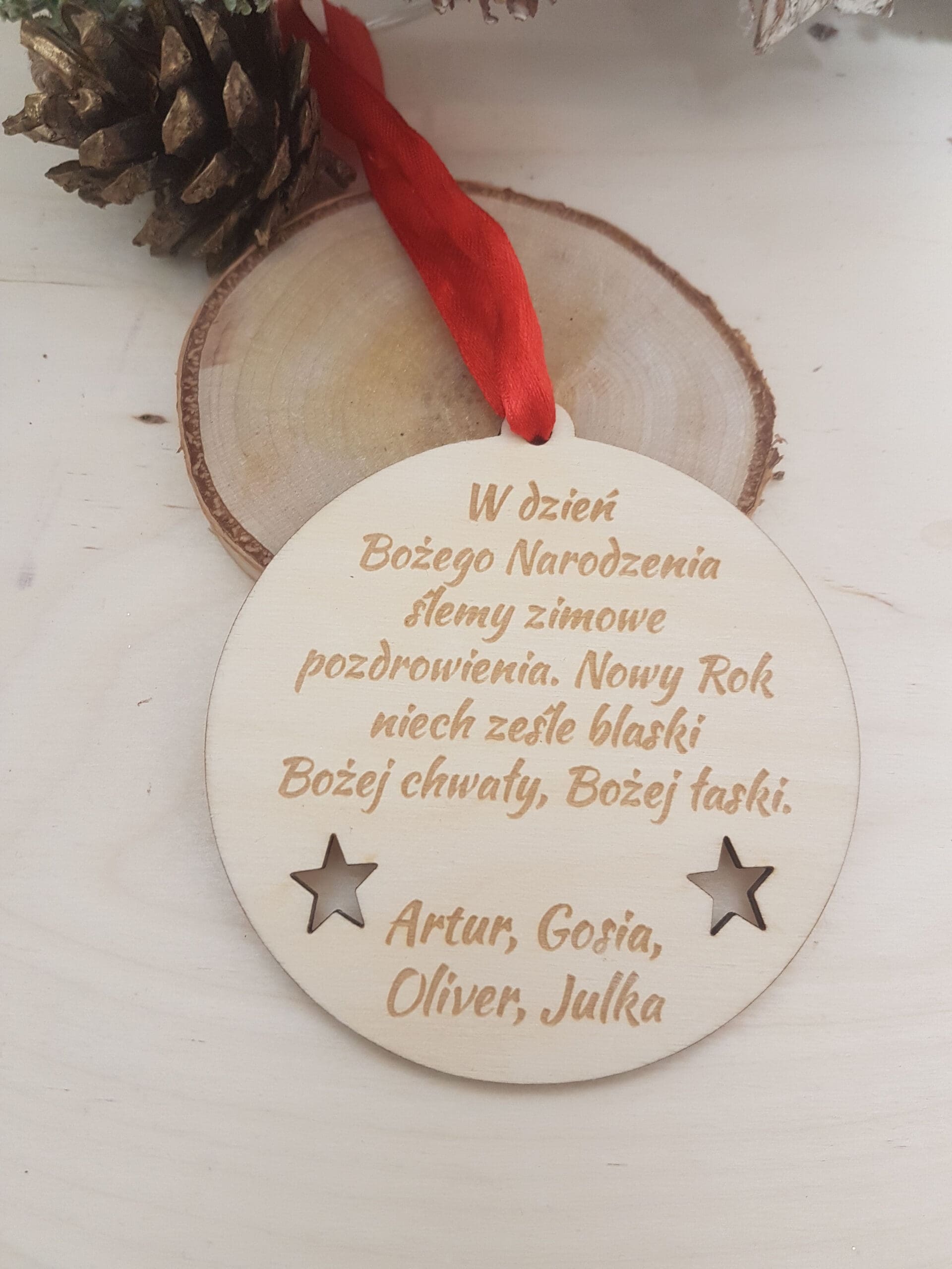 Drewniana bombka, zawieszka choinkowa z wygrawerowanymi życzeniami bożonarodzeniowymi