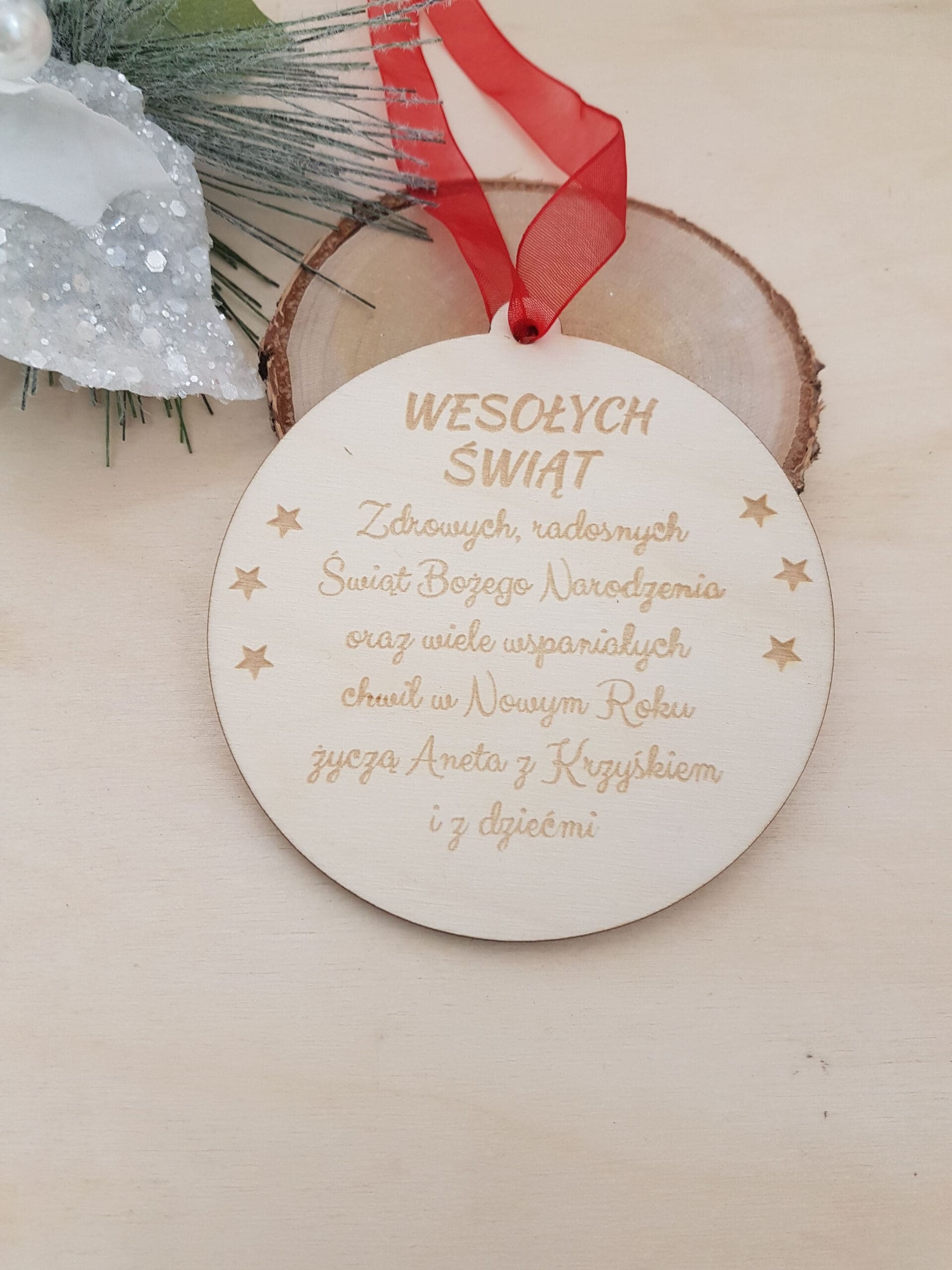 Drewniana bombka, zawieszka choinkowa z wygrawerowanymi życzeniami bożonarodzeniowymi