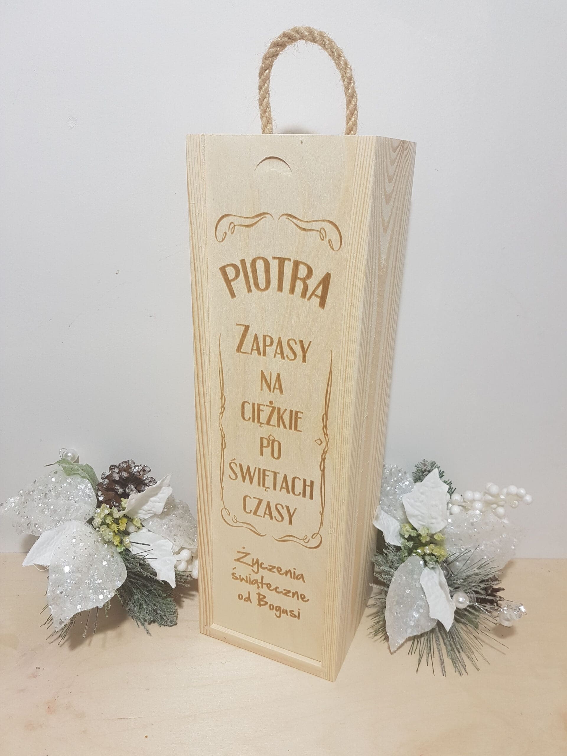 PERSONALIZOWANA ŚWIĄTECZNA SKRZYNKA NA ALKOHOL "ZAPASY NA CIĘŻKIE PO ŚWIĘTACH CZASY"