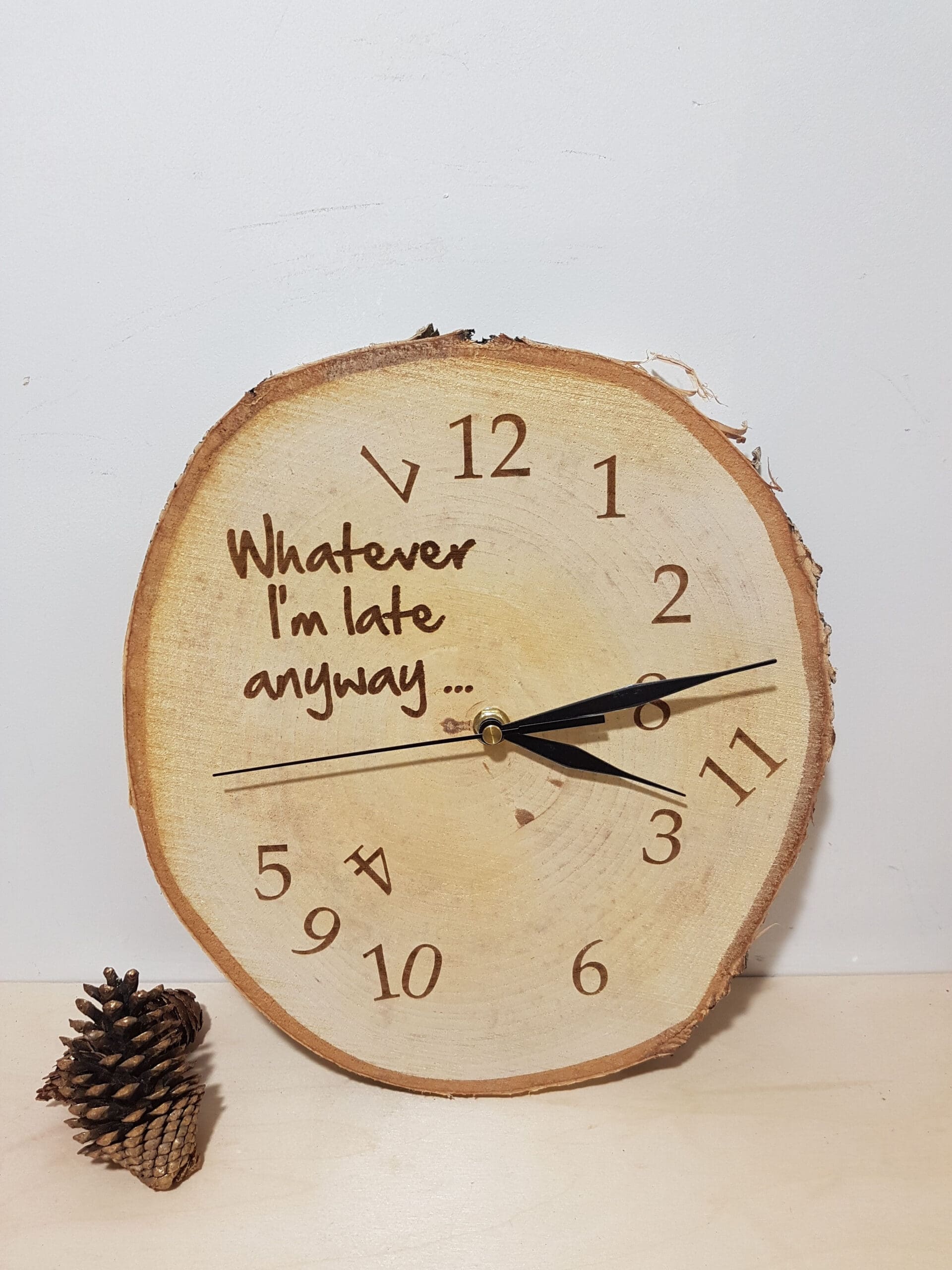 DREWNIANY ZEGAR ŚCIENNY NA PLASTRZE BRZOZY DLA SPÓŹNIALSKICH