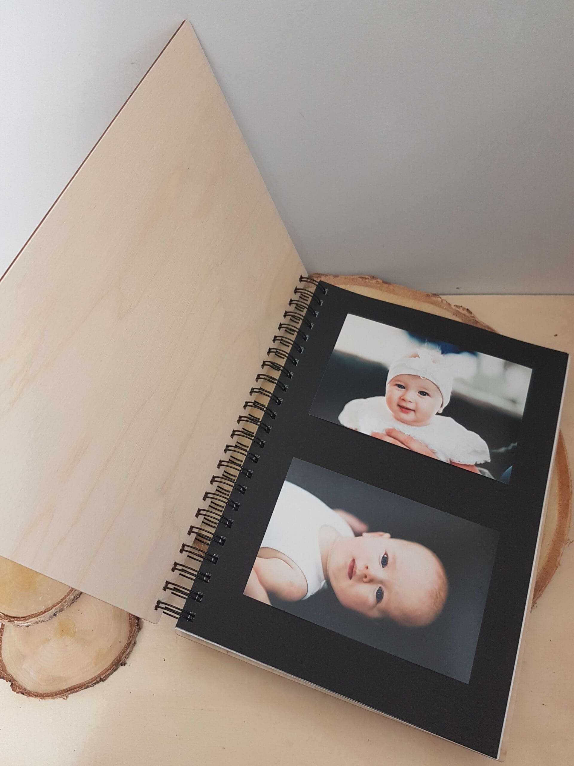 DREWNIANY ALBUM NA ZDJĘCIA Z GRAWEREM W PREZENCIE DLA DZIECKA