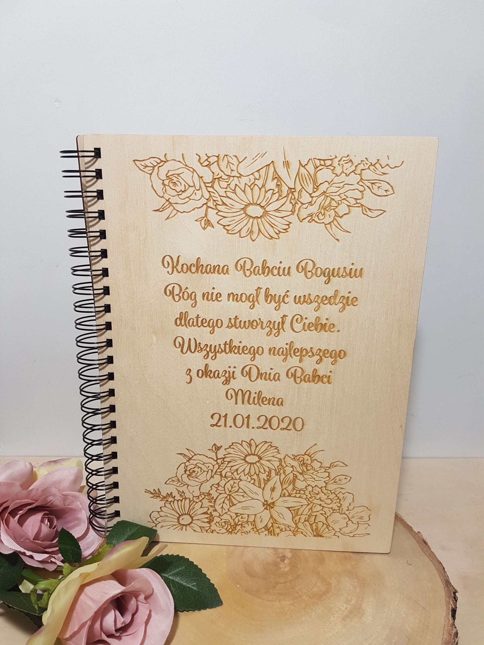 DREWNIANY ALBUM NA ZDJĘCIA Z GRAWEREM W PREZENCIE DLA DZIADKÓW KWIATY