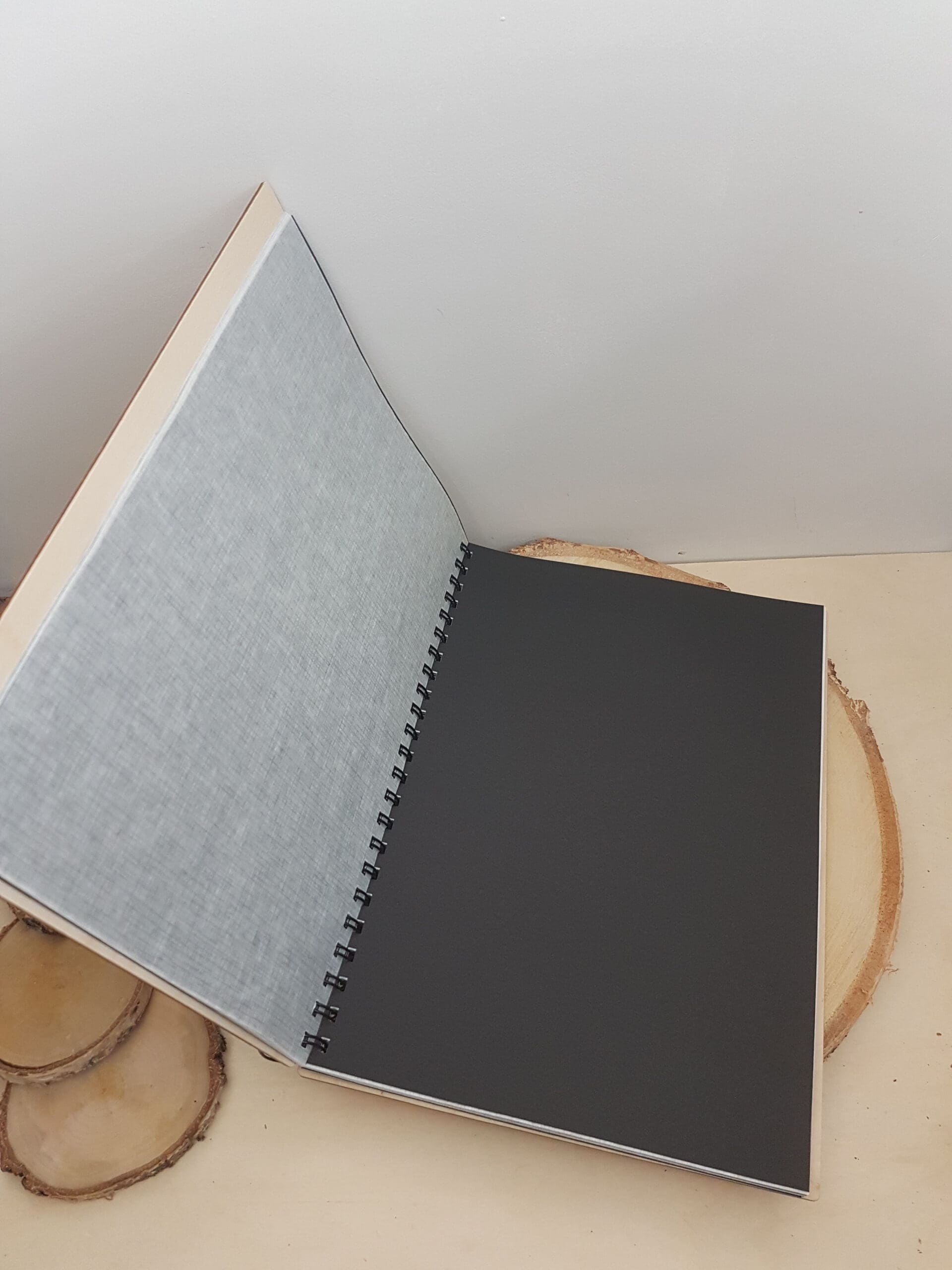 DREWNIANY ALBUM NA ZDJĘCIA Z GRAWEREM