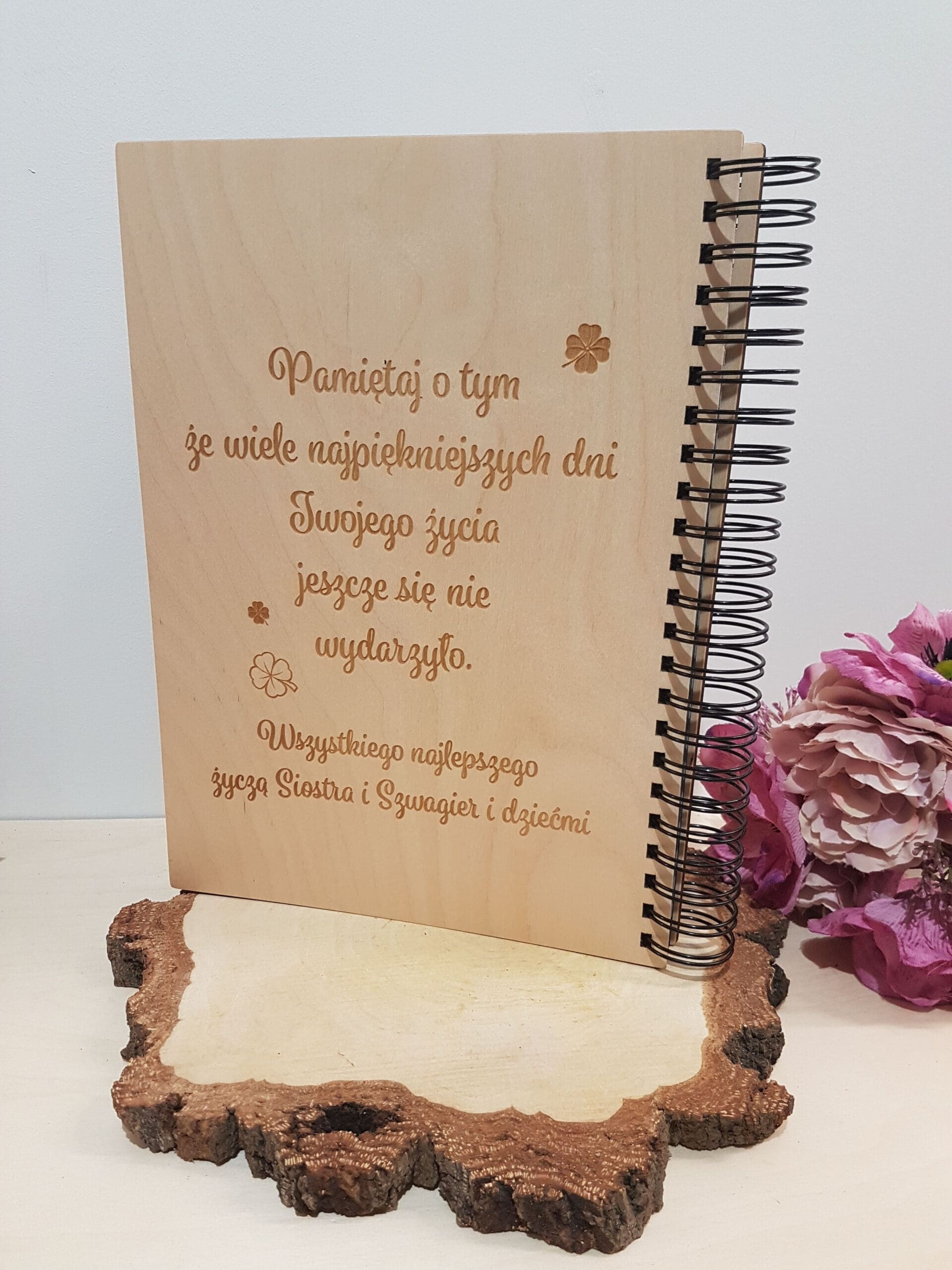 DREWNIANY ALBUM NA ZDJĘCIA Z GRAWEREM W PREZENCIE URODZINOWYM "ŁAPACZ SNÓW"