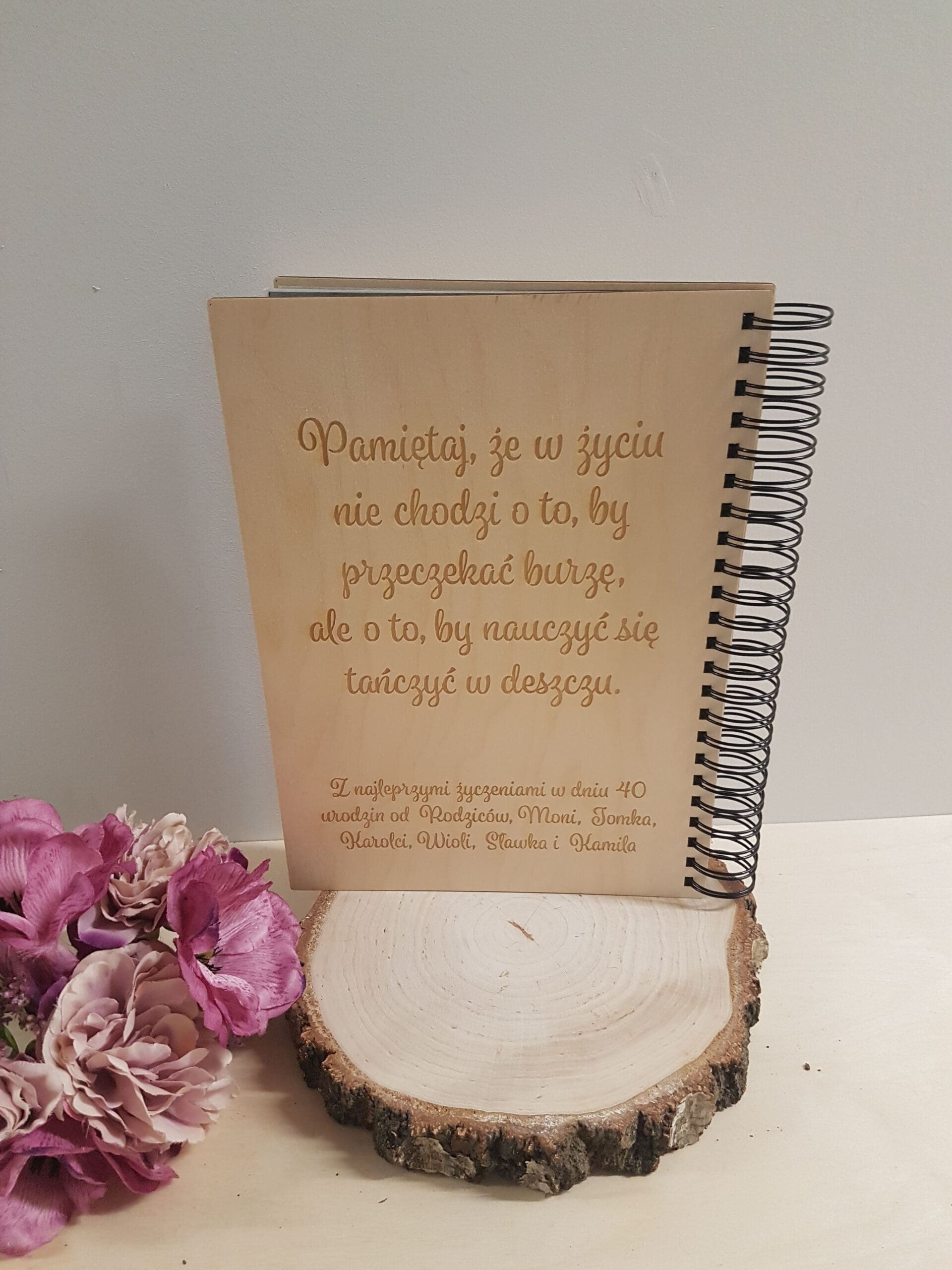 DREWNIANY ALBUM NA ZDJĘCIA Z GRAWEREM W PREZENCIE URODZINOWYM "ŁAPACZ SNÓW"