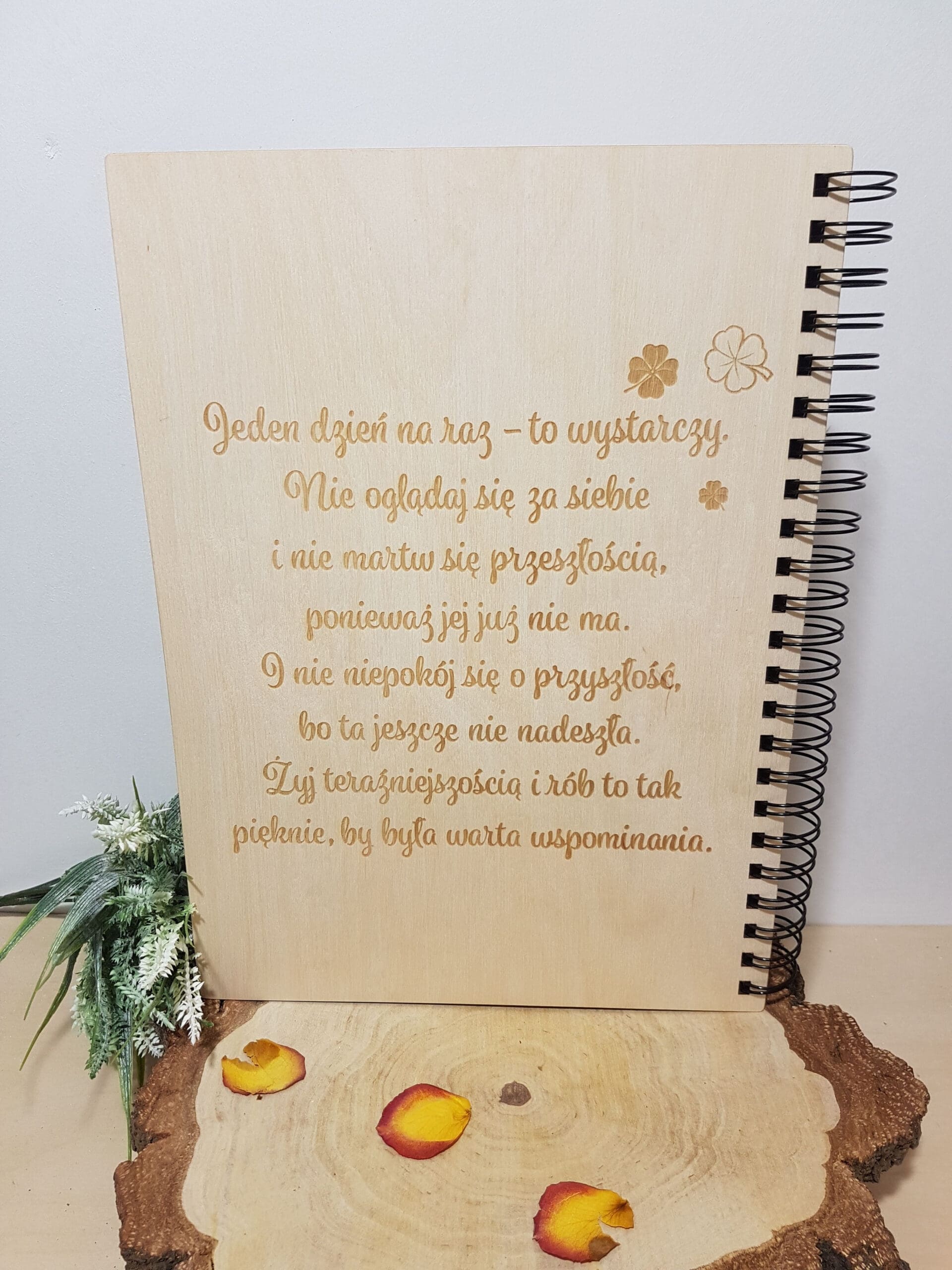 DREWNIANY ALBUM NA ZDJĘCIA Z GRAWEREM W PREZENCIE URODZINOWYM "ŁAPACZ SNÓW"