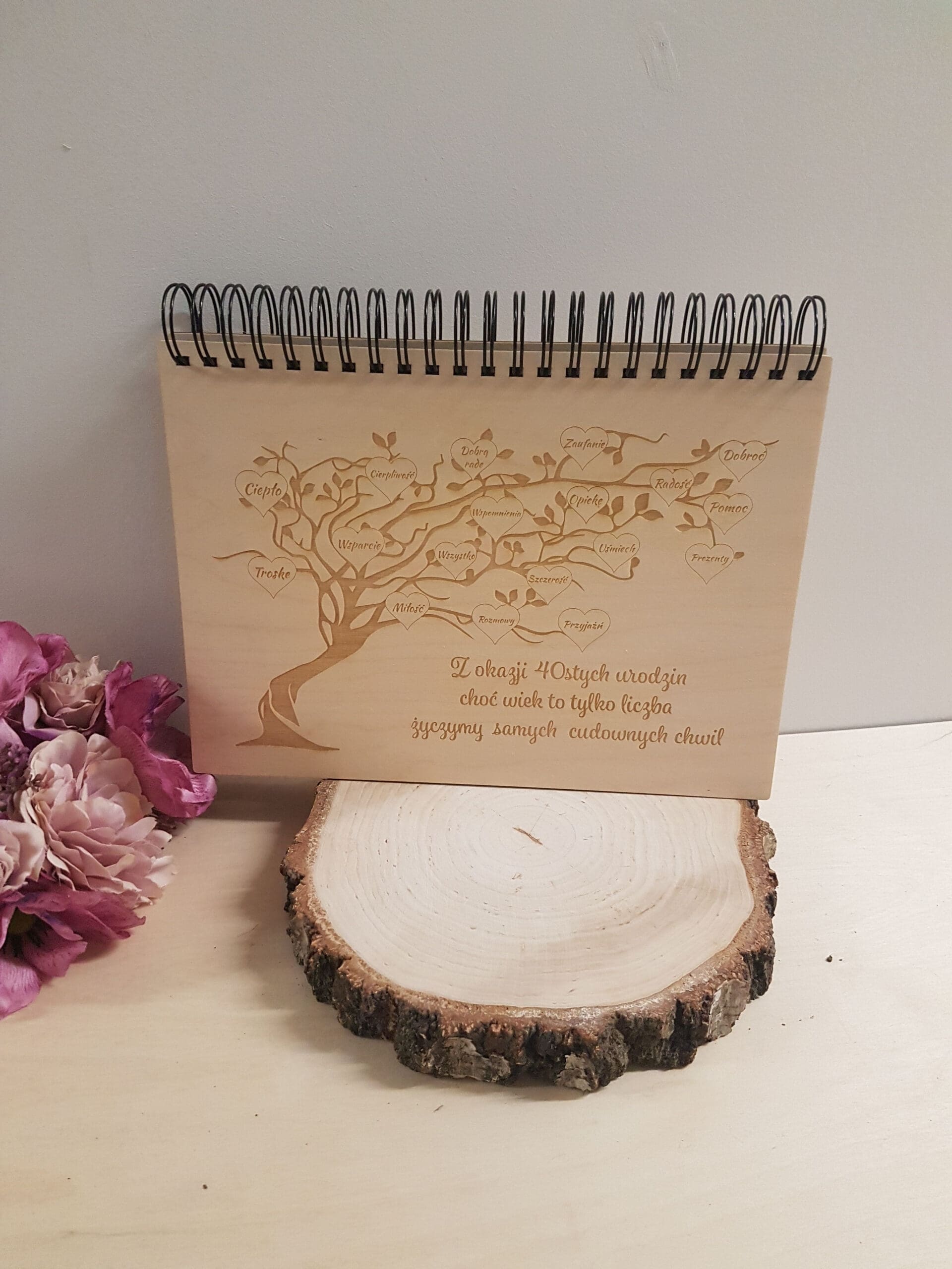 Drewniany album na zdjęcia z grawerem Prezent na urodziny"DRZEWO"