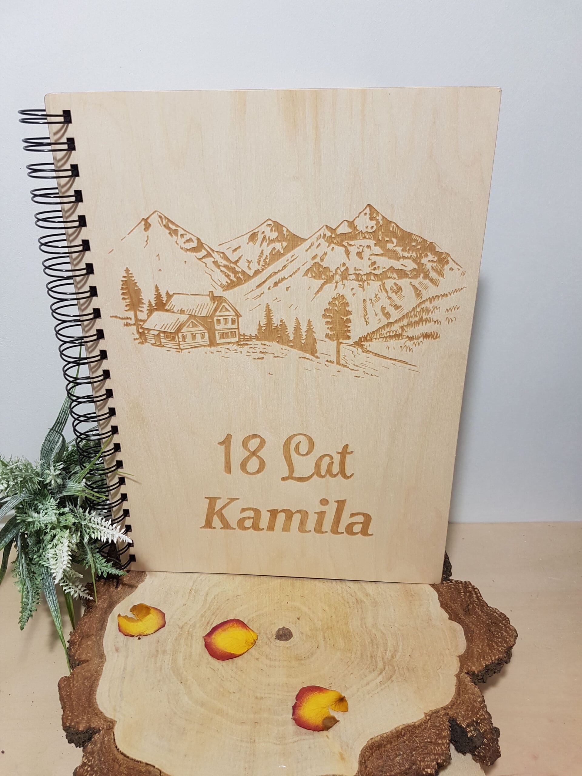 Drewniany album na zdjęcia z grawerem w prezencie na 18 urodziny "18 LAT"