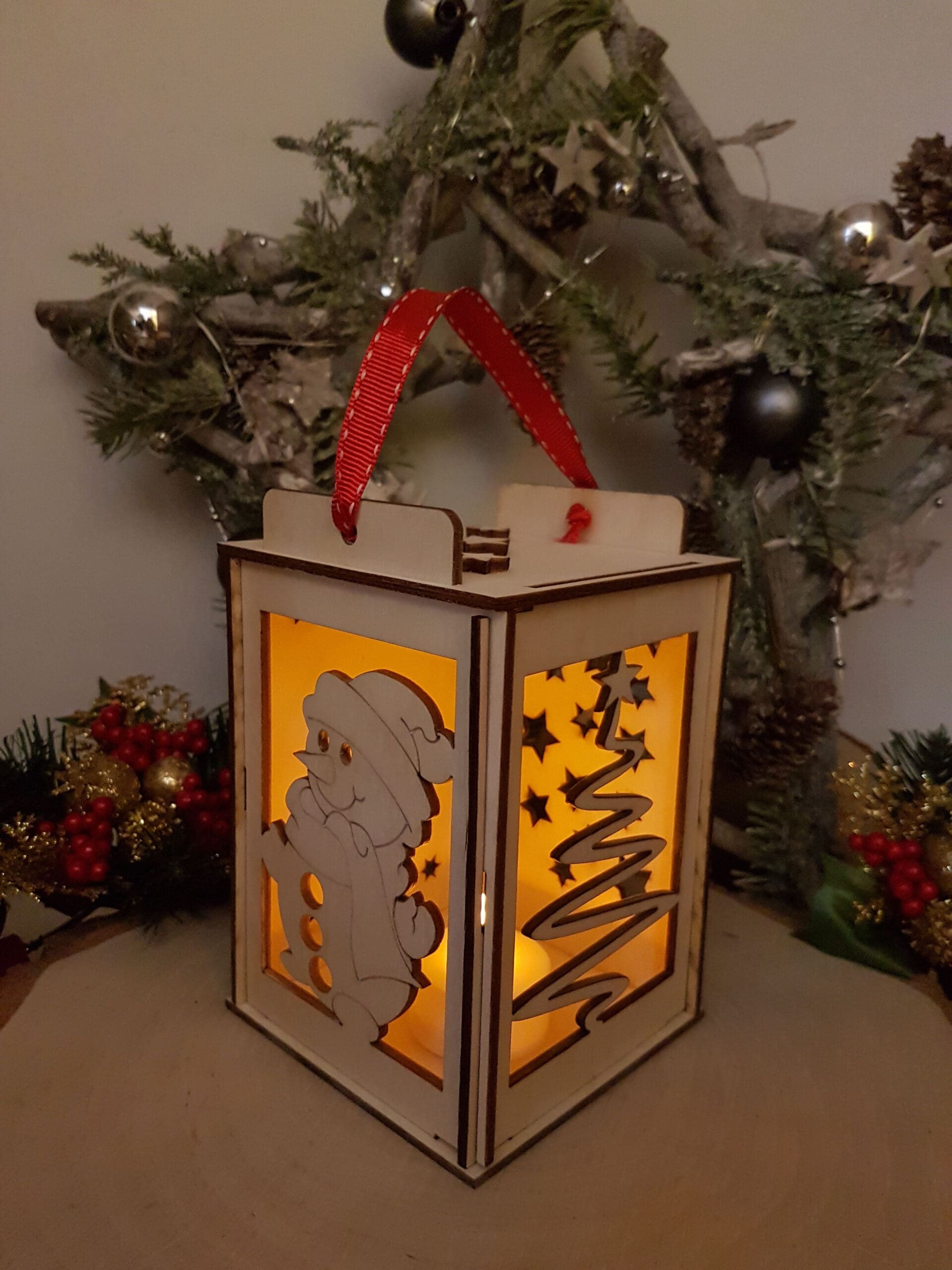 Drewniany lampion Bożonarodzeniowy ze świeczką LED Bałwanek, Choinka i życzenia