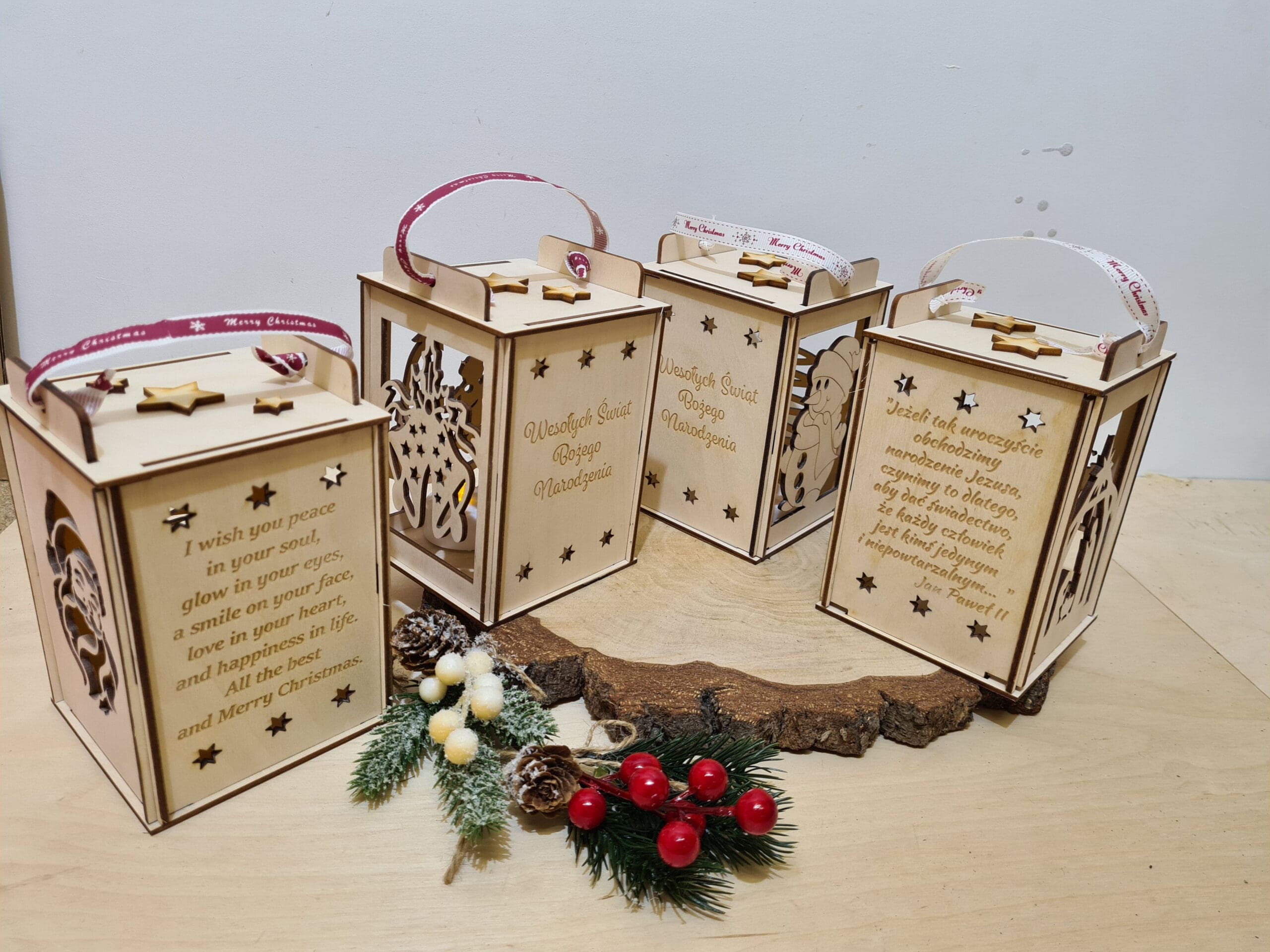 Drewniany lampion Bożonarodzeniowy ze świeczką LED Bałwanek, Choinka i życzenia
