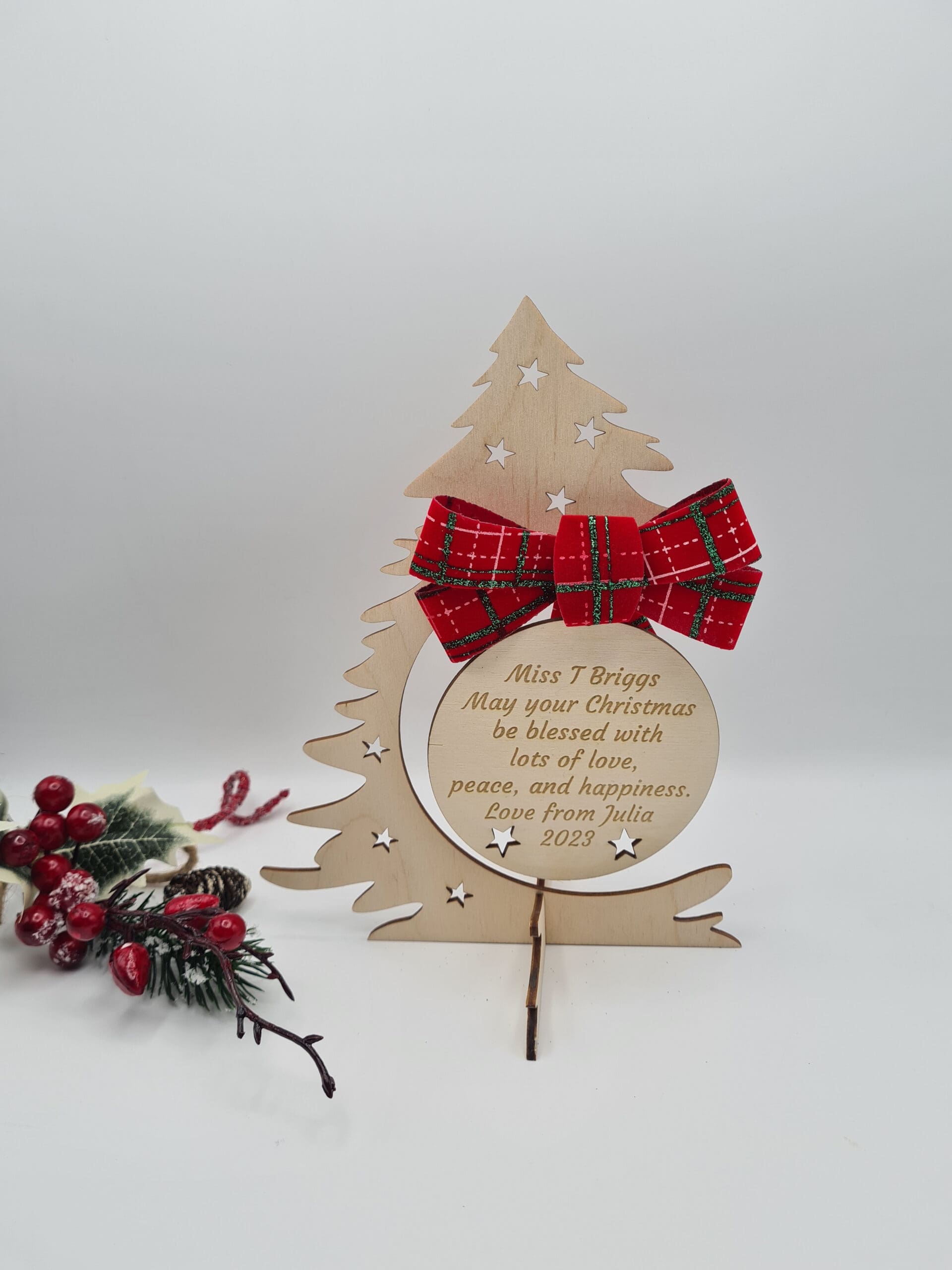 Drewniana personalizowana bombka świąteczna na stojaku z kokardą - Choinka z gwiazdami