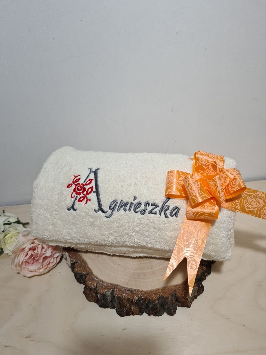 RĘCZNIK KĄPIELOWY Z HAFTEM IMIĘ I KWIAT
