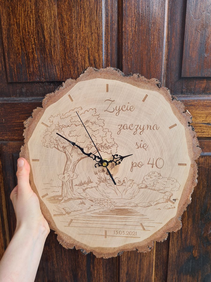 DREWNIANY ZEGAR ŚCIENNY NA PLASTRZE BRZOZY PREZENT NA URODZINY