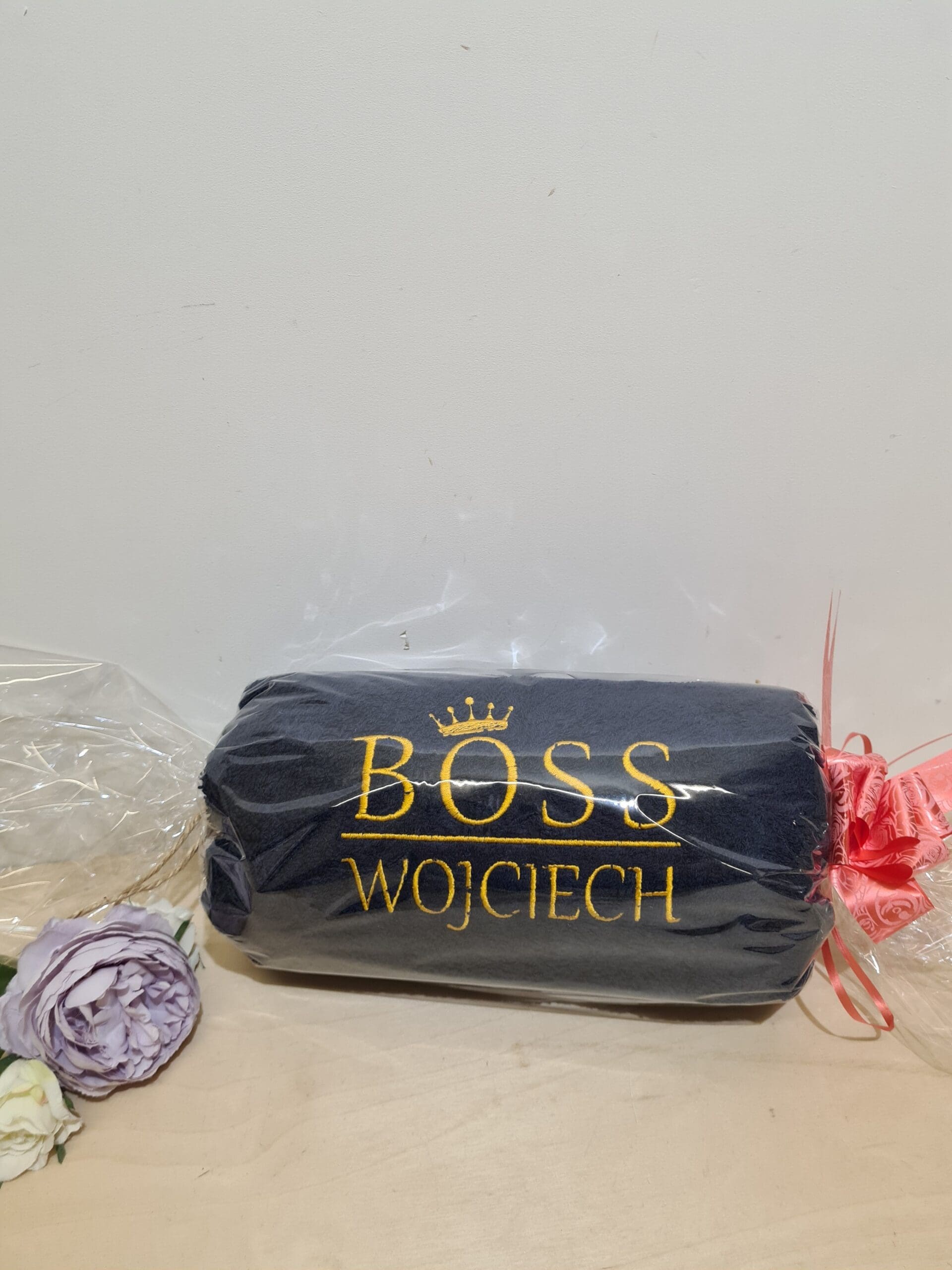 RĘCZNIK KĄPIELOWY Z HAFTEM "BOSS"