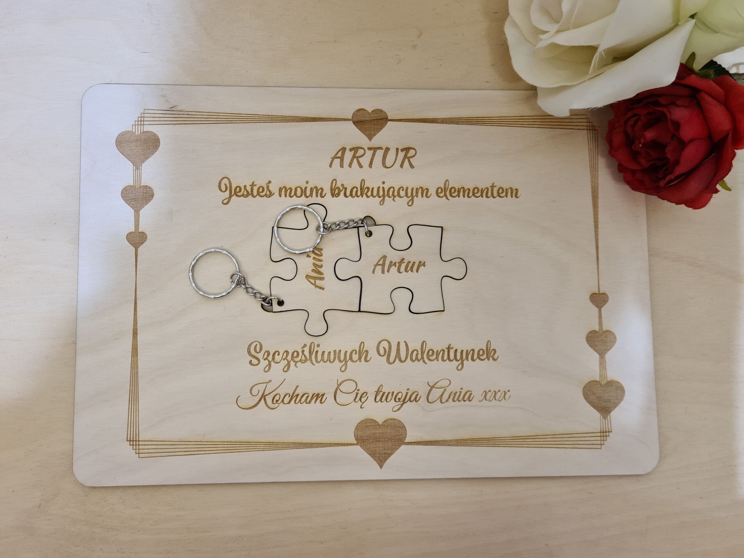 Dwa dreloki na drewnianej tabliczce "Jesteś moim brakującym elementem" Prezent na walentynki