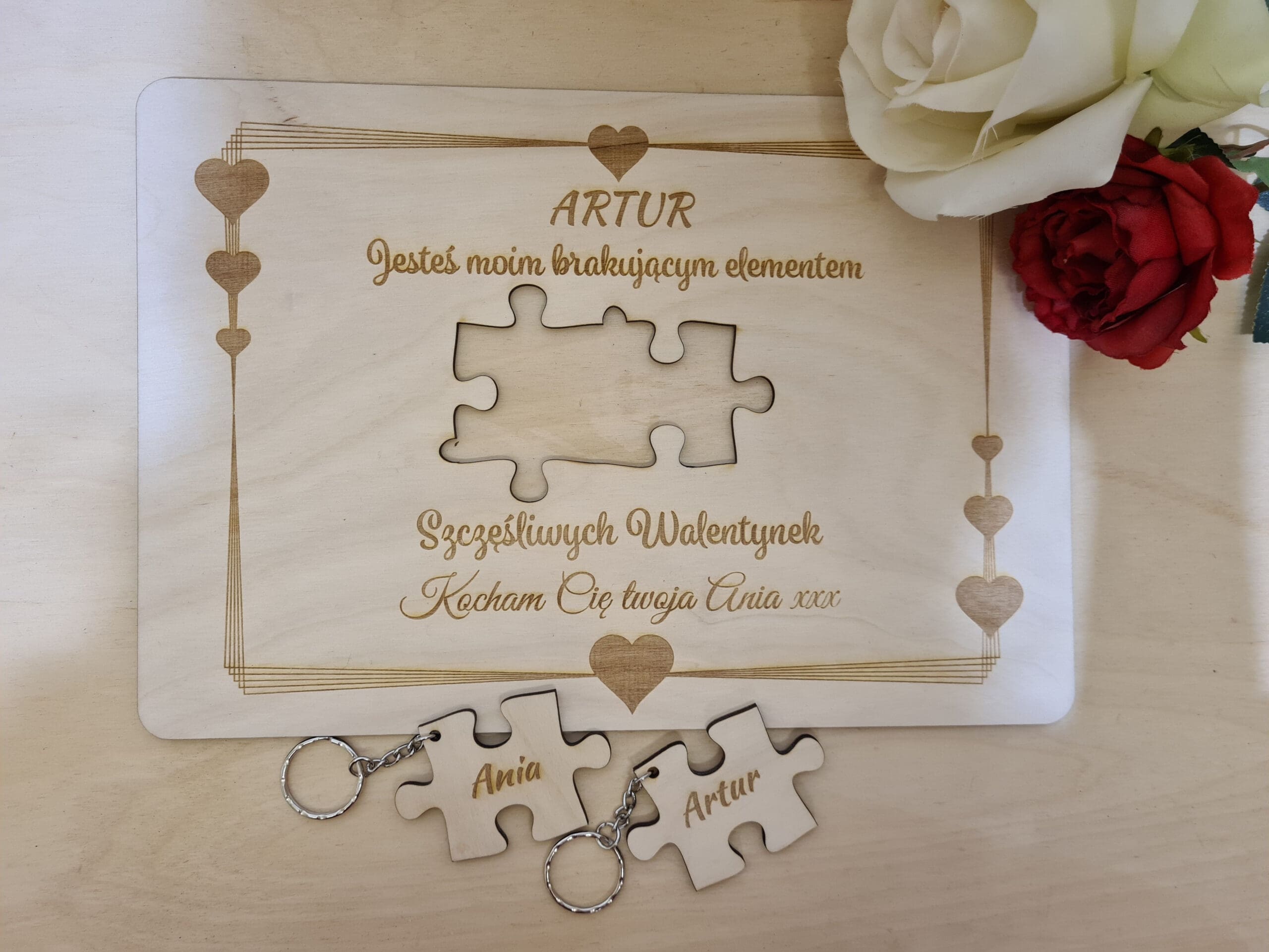 Dwa dreloki na drewnianej tabliczce "Jesteś moim brakującym elementem" Prezent na walentynki