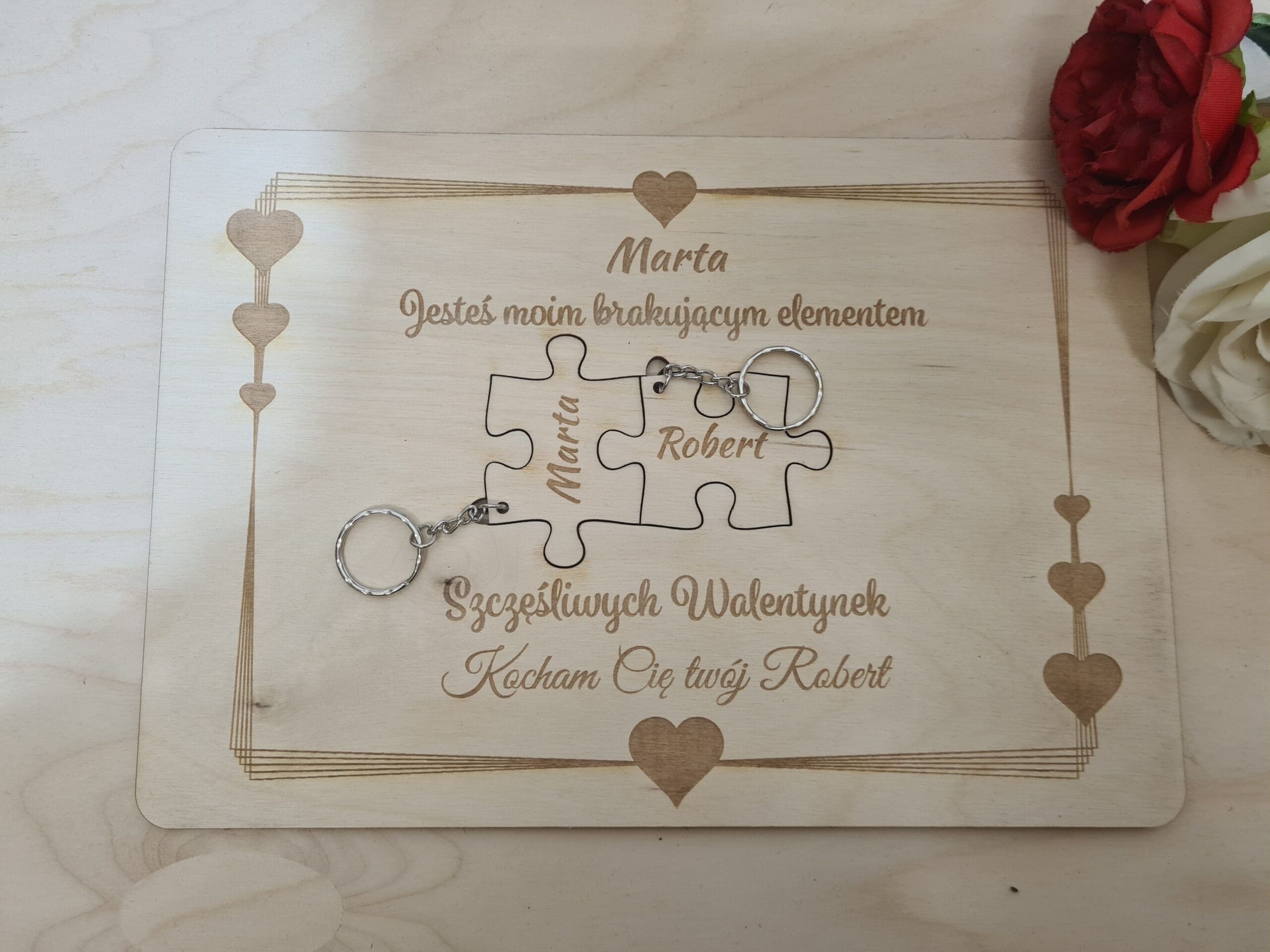 Dwa breloki na drewnianej tabliczce "Jesteś moim brakującym elementem" Prezent na walentynki