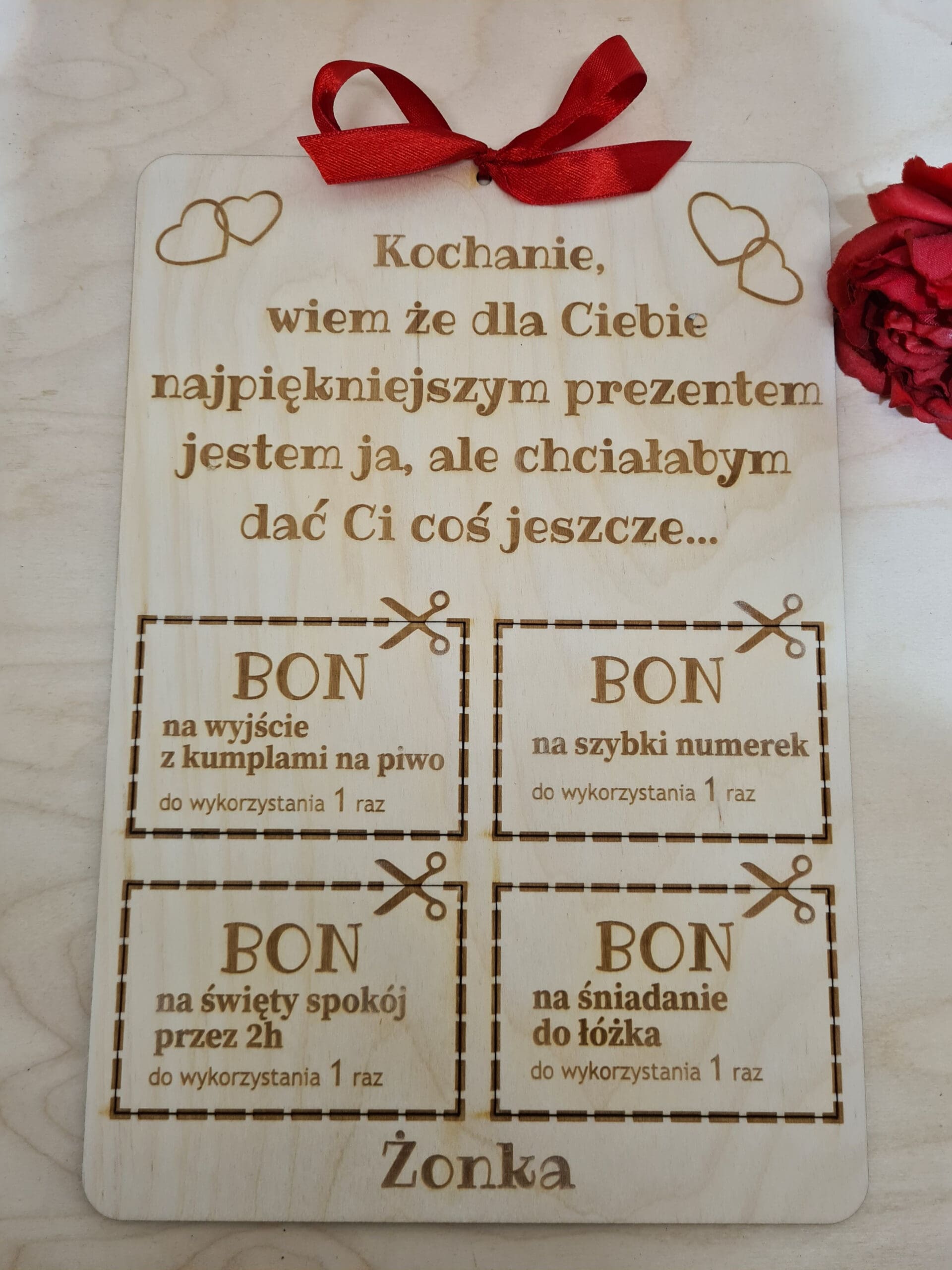 BONY DLA UKOCHANEGO DREWNIANA TABLICZKA "Kochanie wiem że najpiękniejszym prezentem dla Ciebie jestem ja, ale..."