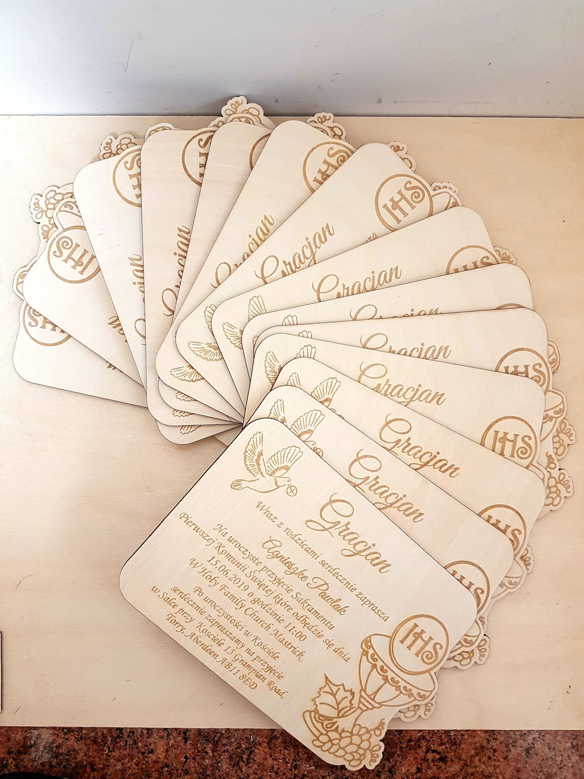 ZAPROSZENIE DREWNIANE komunijne personalizowane "IHS"