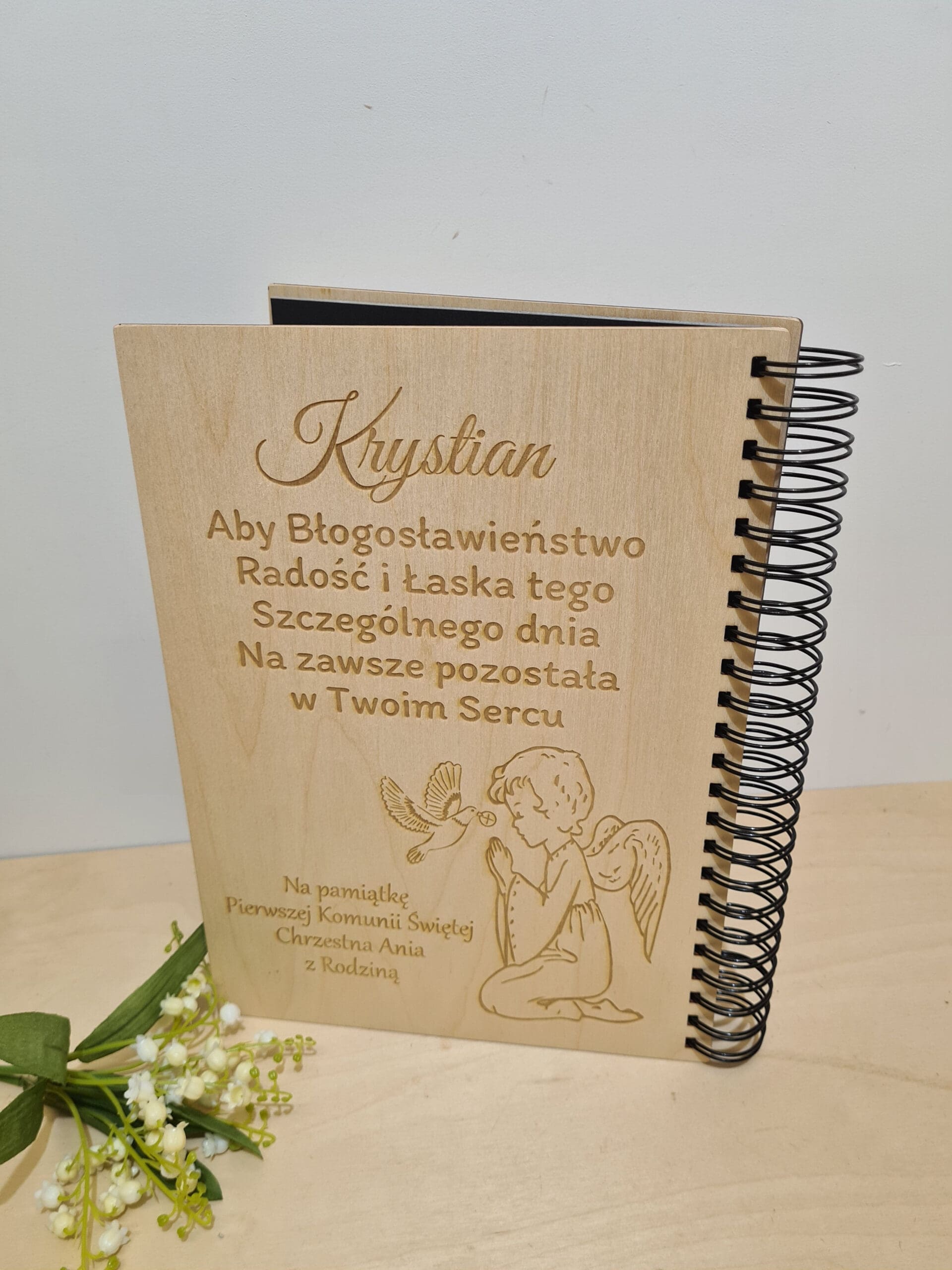 DREWNIANY ALBUM NA ZDJĘCIA Z GRAWEREM W PREZENT Z OKAZJI PIERWSZEJ KOMUNII ŚWIĘTEJ "HOSTIA"