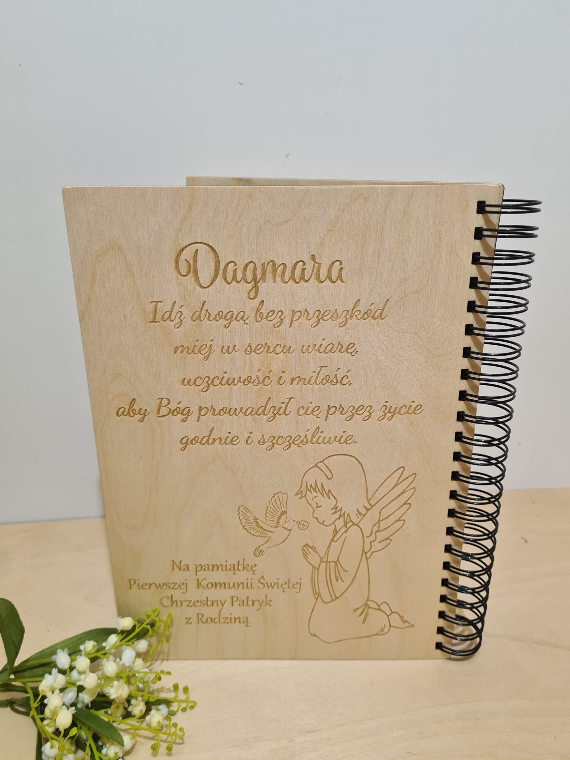 DREWNIANY ALBUM NA ZDJĘCIA Z GRAWEREM W PREZENT Z OKAZJI PIERWSZEJ KOMUNII ŚWIĘTEJ "HOSTIA"