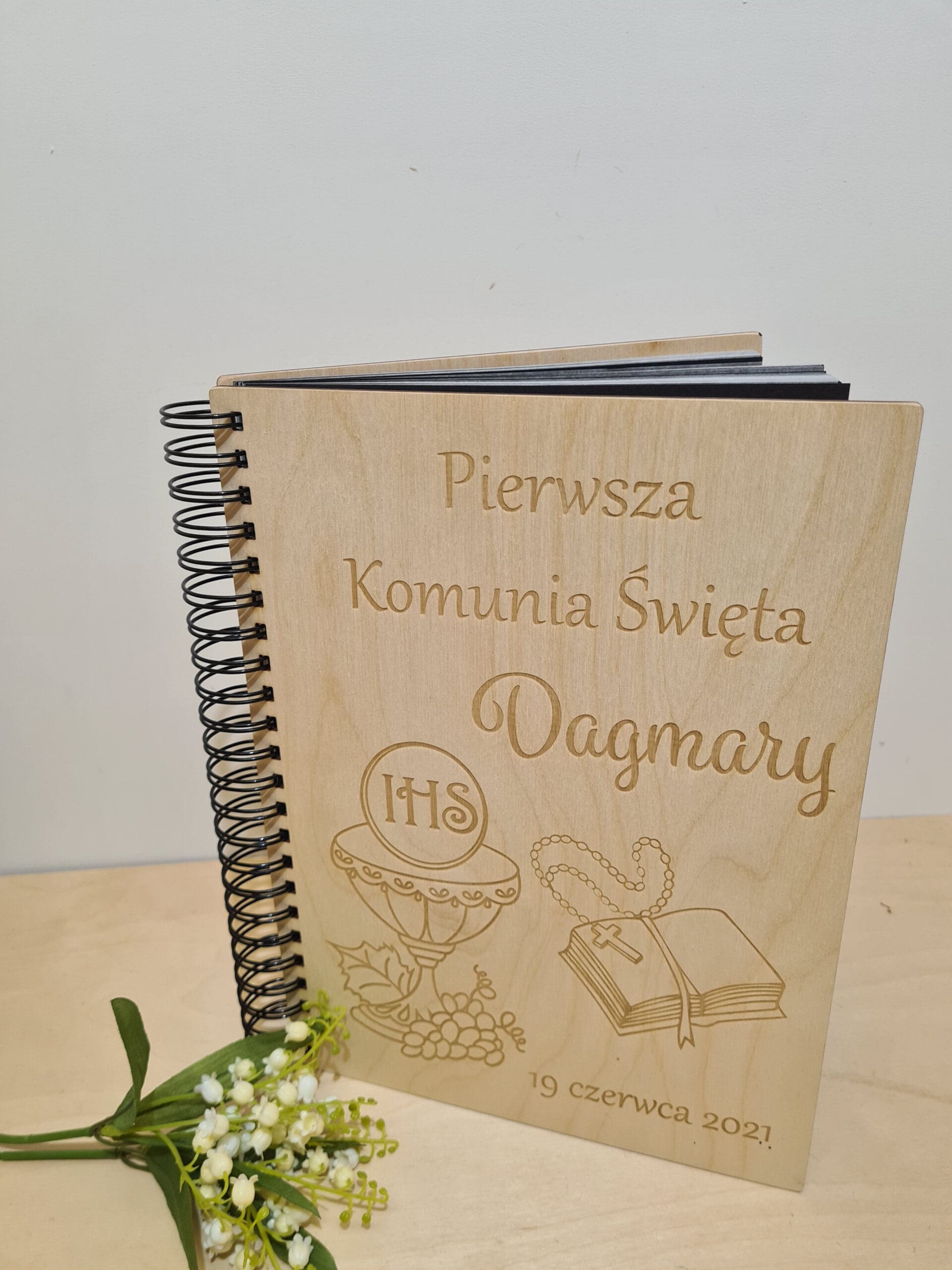 DREWNIANY ALBUM NA ZDJĘCIA Z GRAWEREM W PREZENT Z OKAZJI PIERWSZEJ KOMUNII ŚWIĘTEJ "BIBLIA I RÓŻANIEC"