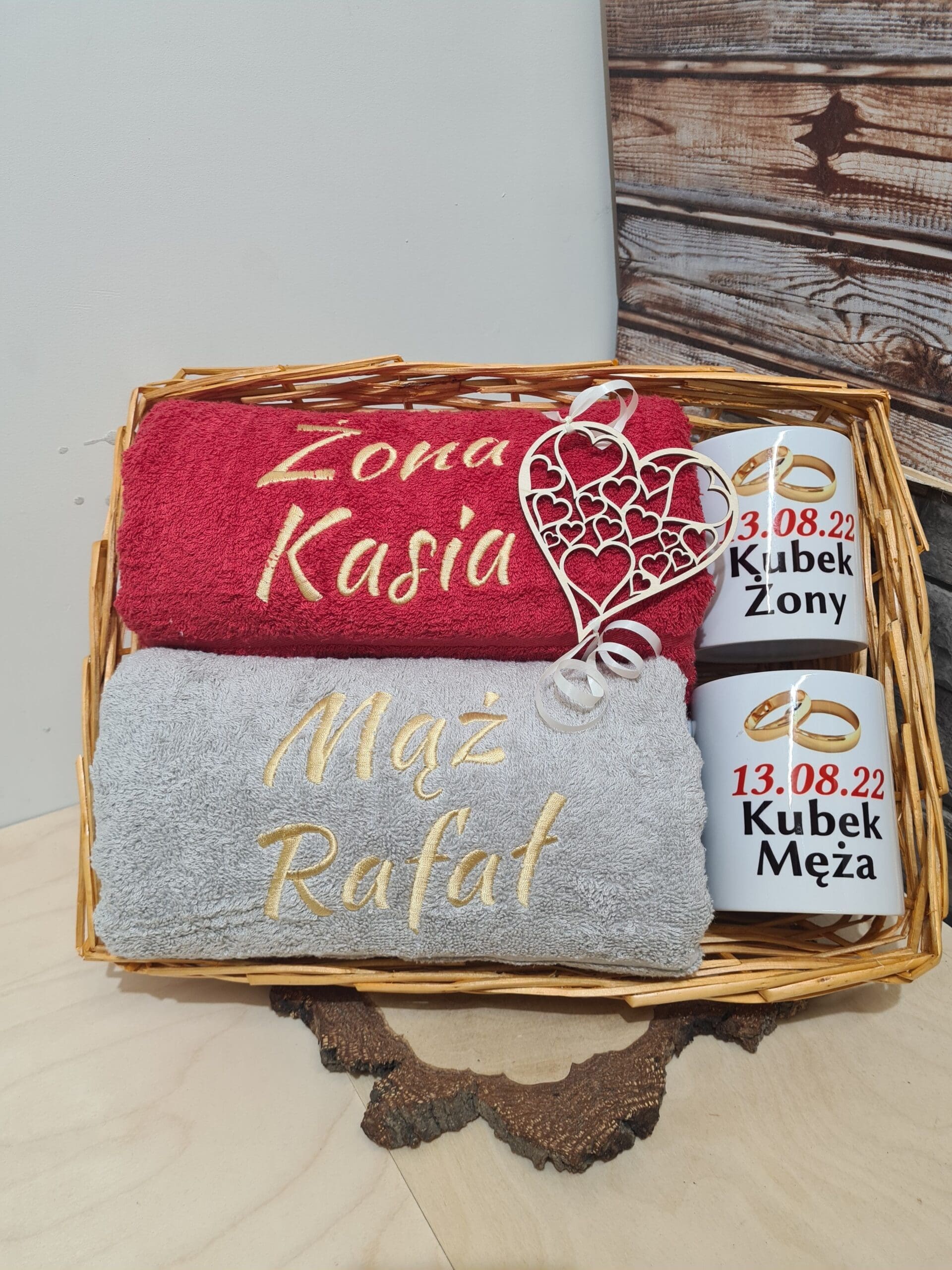 Zestaw dwóch ręczników kąpielowych i dwóch kubków w koszyku Prezent z okazji ślubu lub rocznicy Żona i Mąż