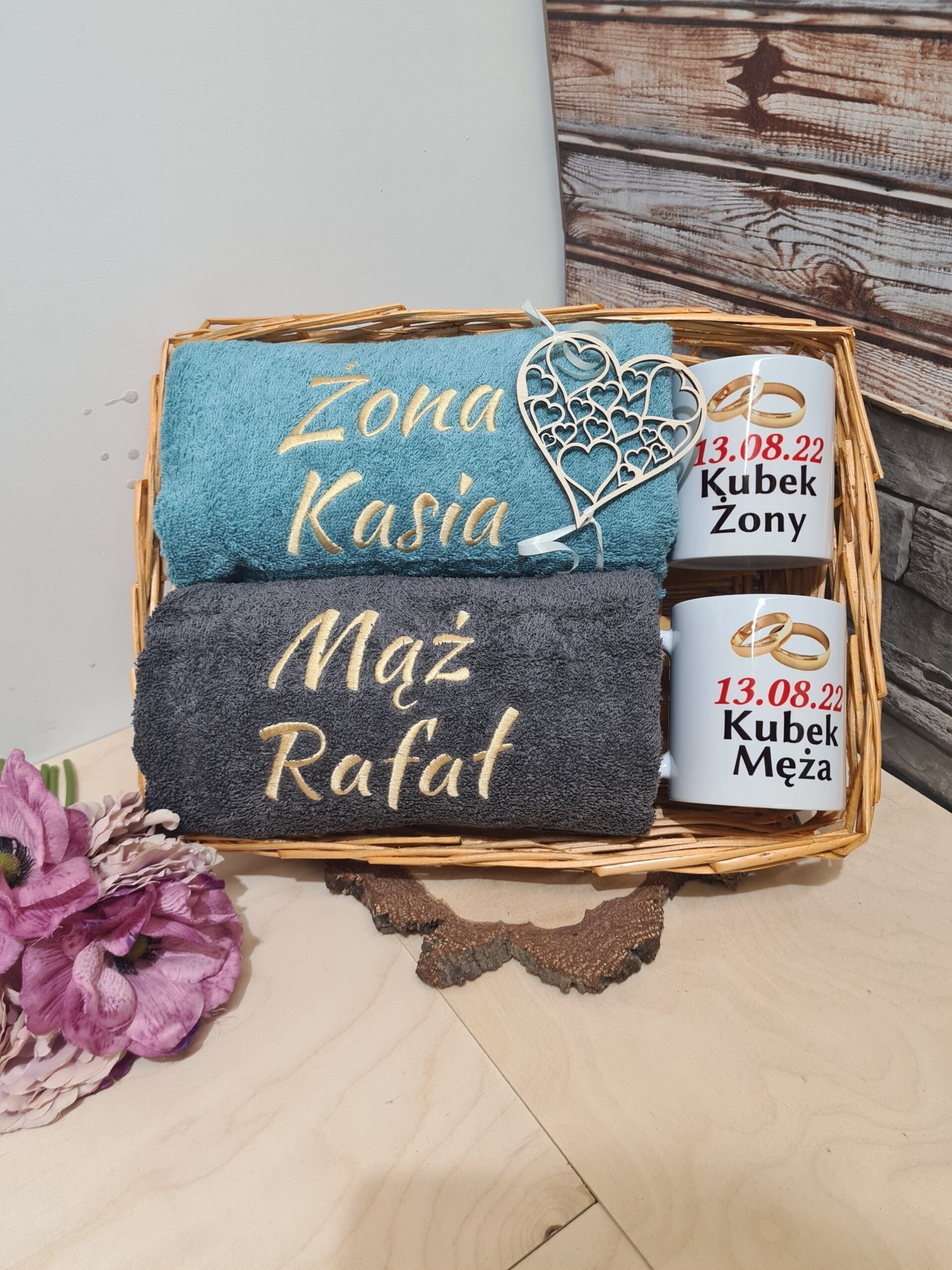 DWA RĘCZNIKI KĄPIELOWE Z HAFTEM I DWA KUBKI ZAPAKOWANE OZDOBNIE W KOSZYK ZESTAW Z OKAZJI ŚLUB Żona i Mąż
