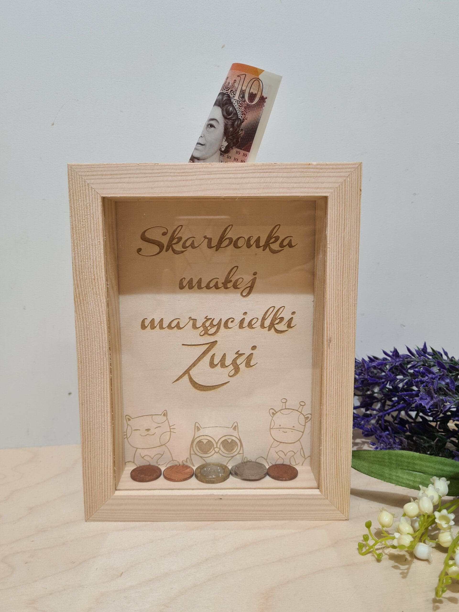 Skarbonka 3D drewniana z szybką z imieniem dziecka