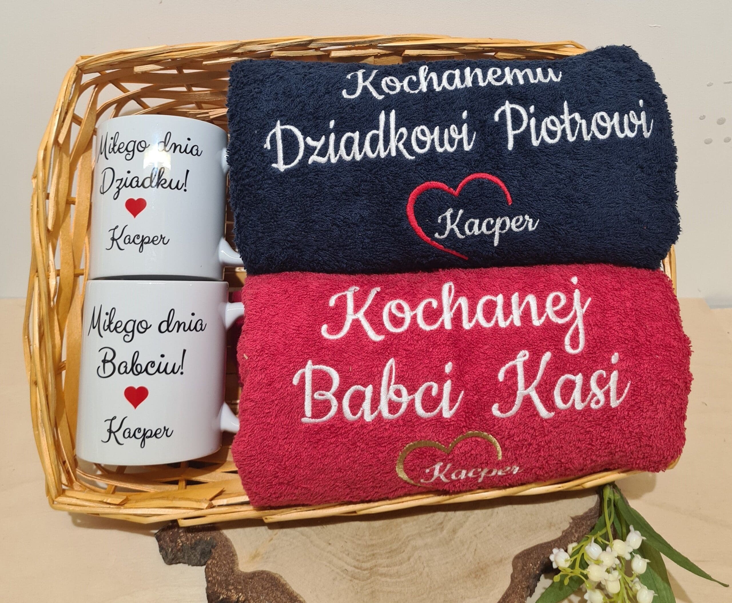 Zestaw dwóch ręczników kąpielowych i dwóch kubków w koszyku DLA BABCI I DZIADKA