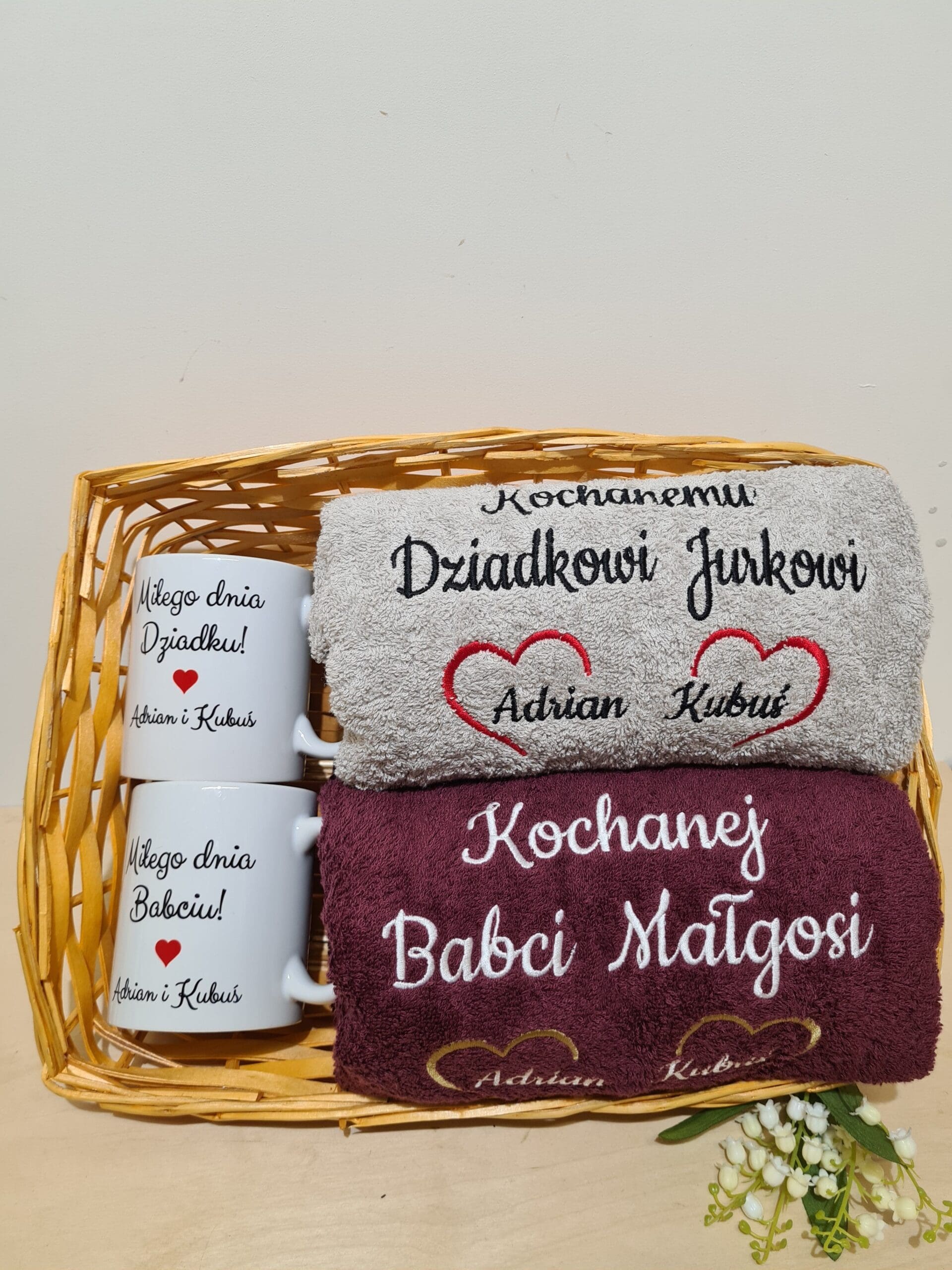 DWA RĘCZNIKI KĄPIELOWE Z HAFTEM I DWA KUBKI ZAPAKOWANE OZDOBNIE W KOSZYK DLA BABCI I DZIADKA