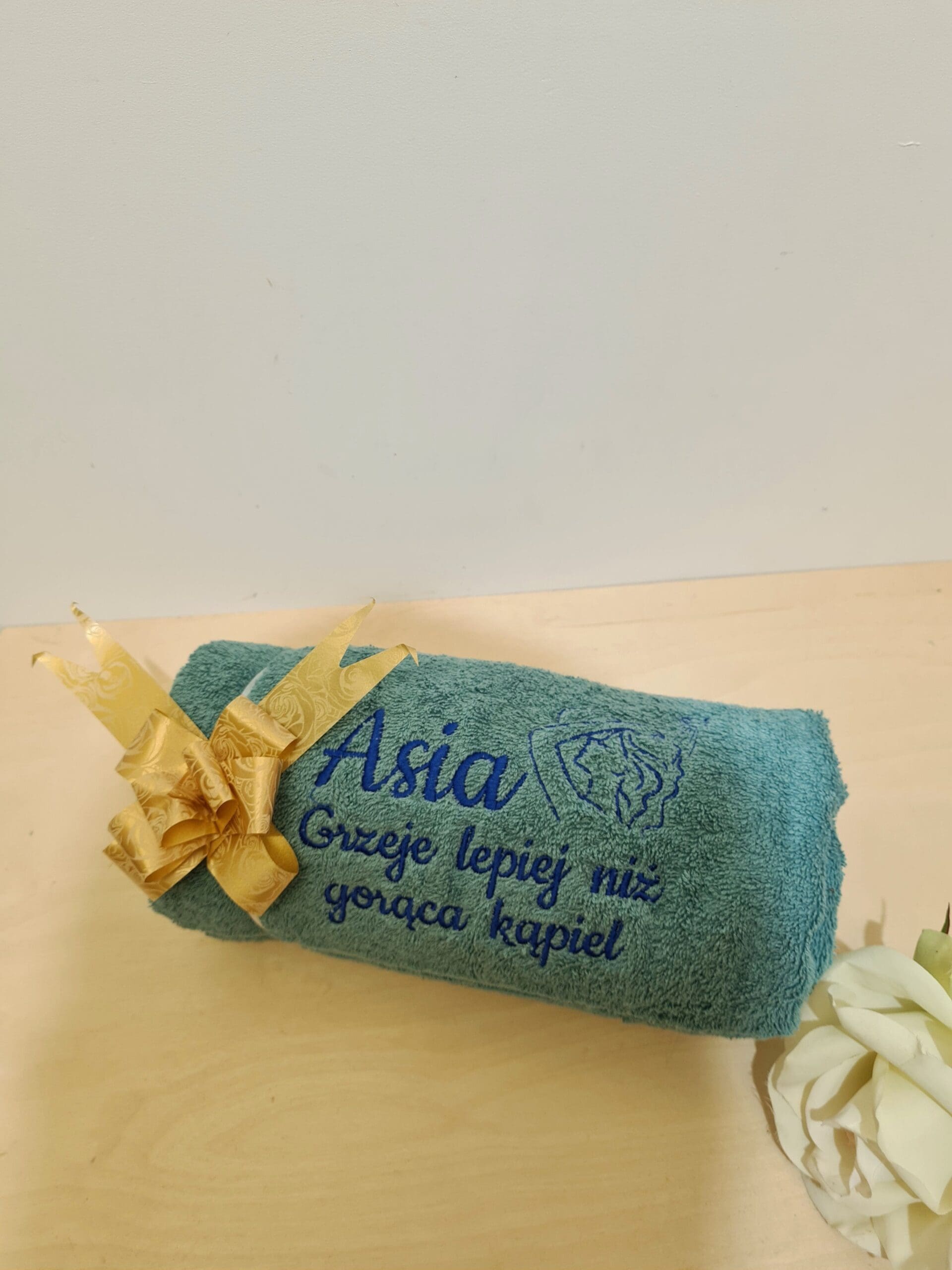 Ręcznik z haftem "Grzeje lepiej niż gorąca kąpiel"