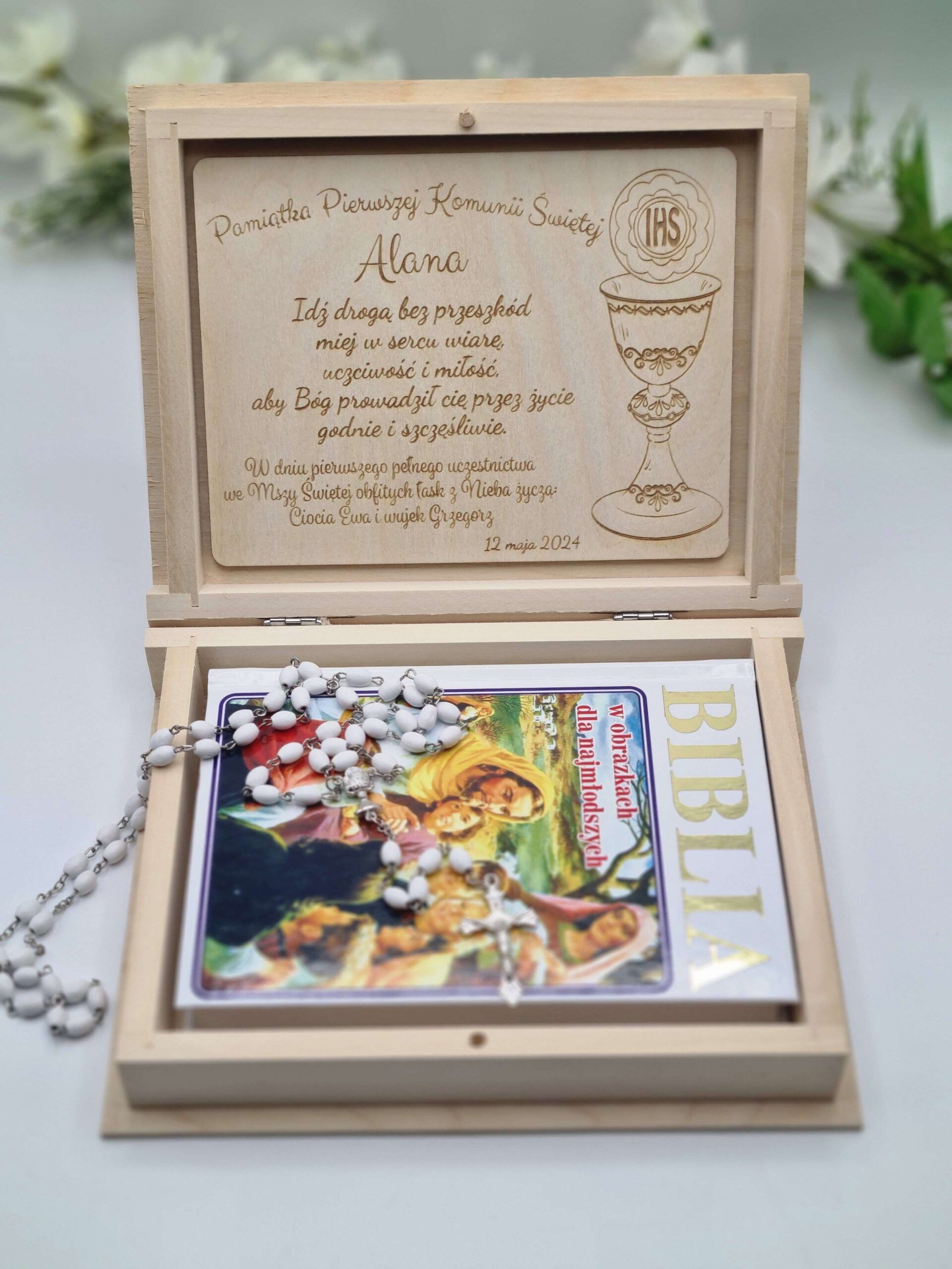 Drewniane grawerowane personalizowane pudełko w kształcie książki