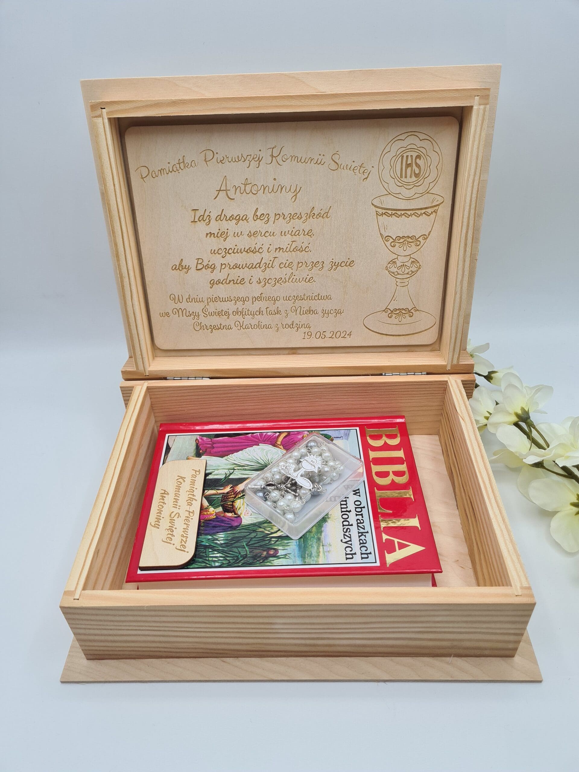 Prewniane pudełko pamiątka Pierwszej Komunii