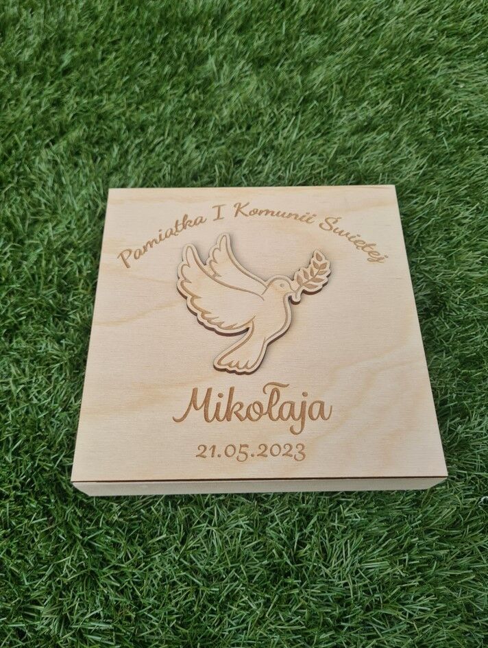 Drewniane pudełko na pieniądze, drewniana koperta Pamiątka Pierwszej Komunii Świętej "GOŁĄBEK DZIEWCZYNKA"