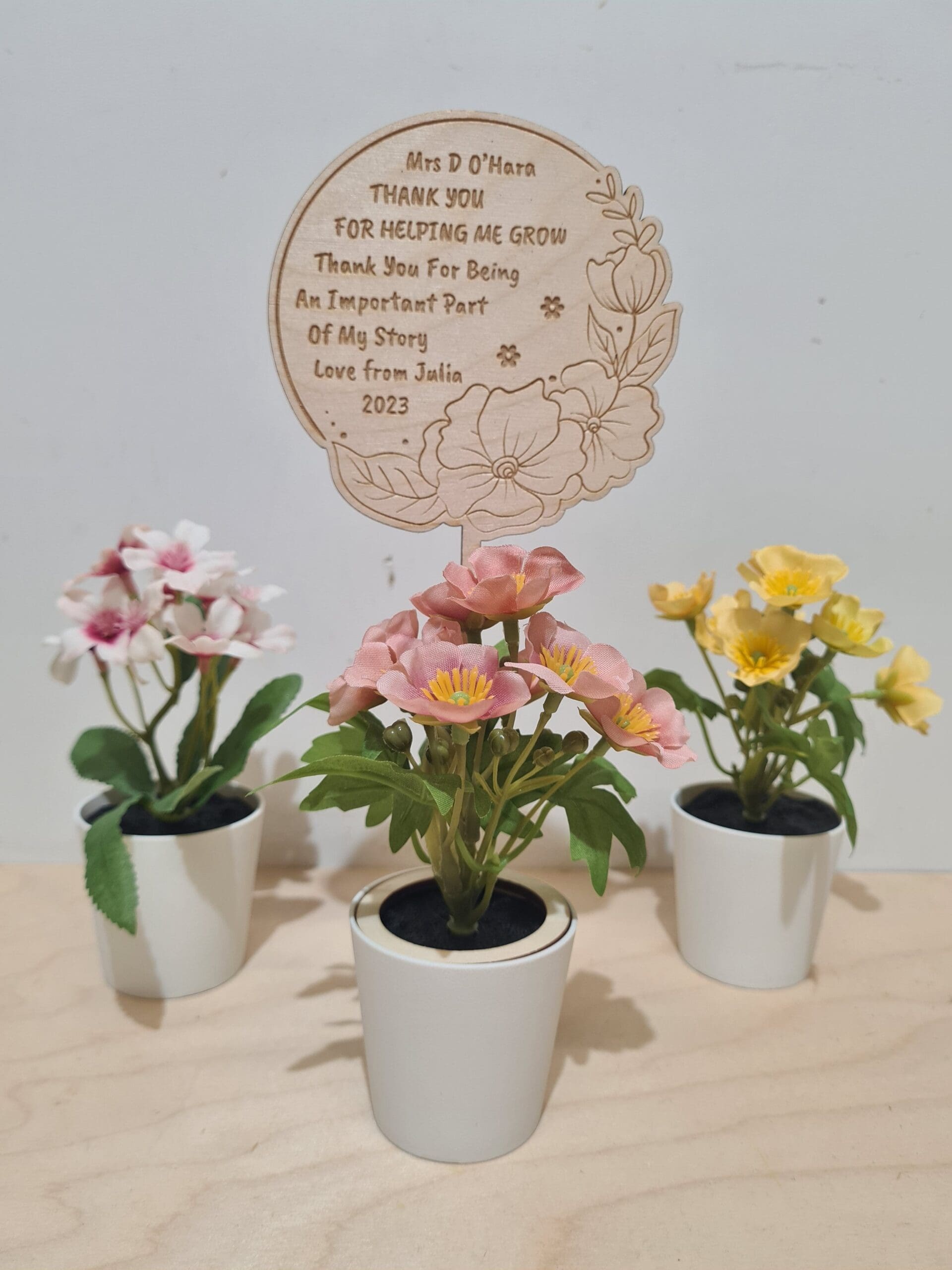 Kwiat z drewnianą tabliczką prezent dla nauczyciela
