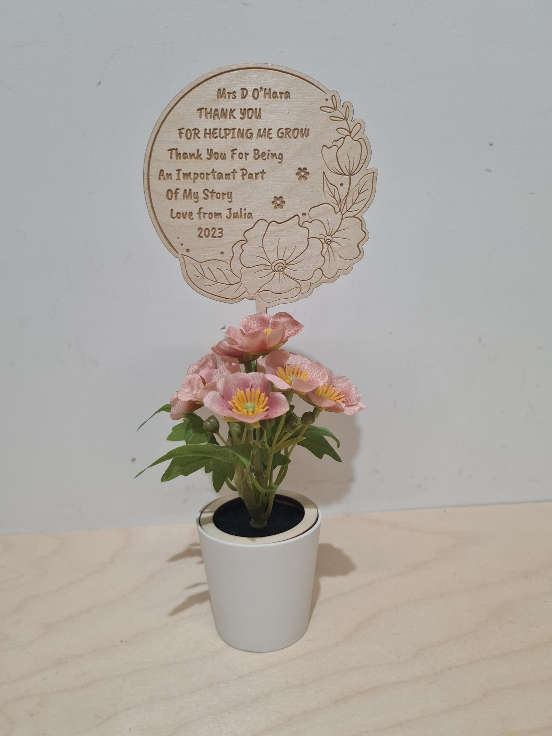 KWIAT Z DREWNIANĄ TABLICZKĄ PREZENT DLA NAUCZYCIELA