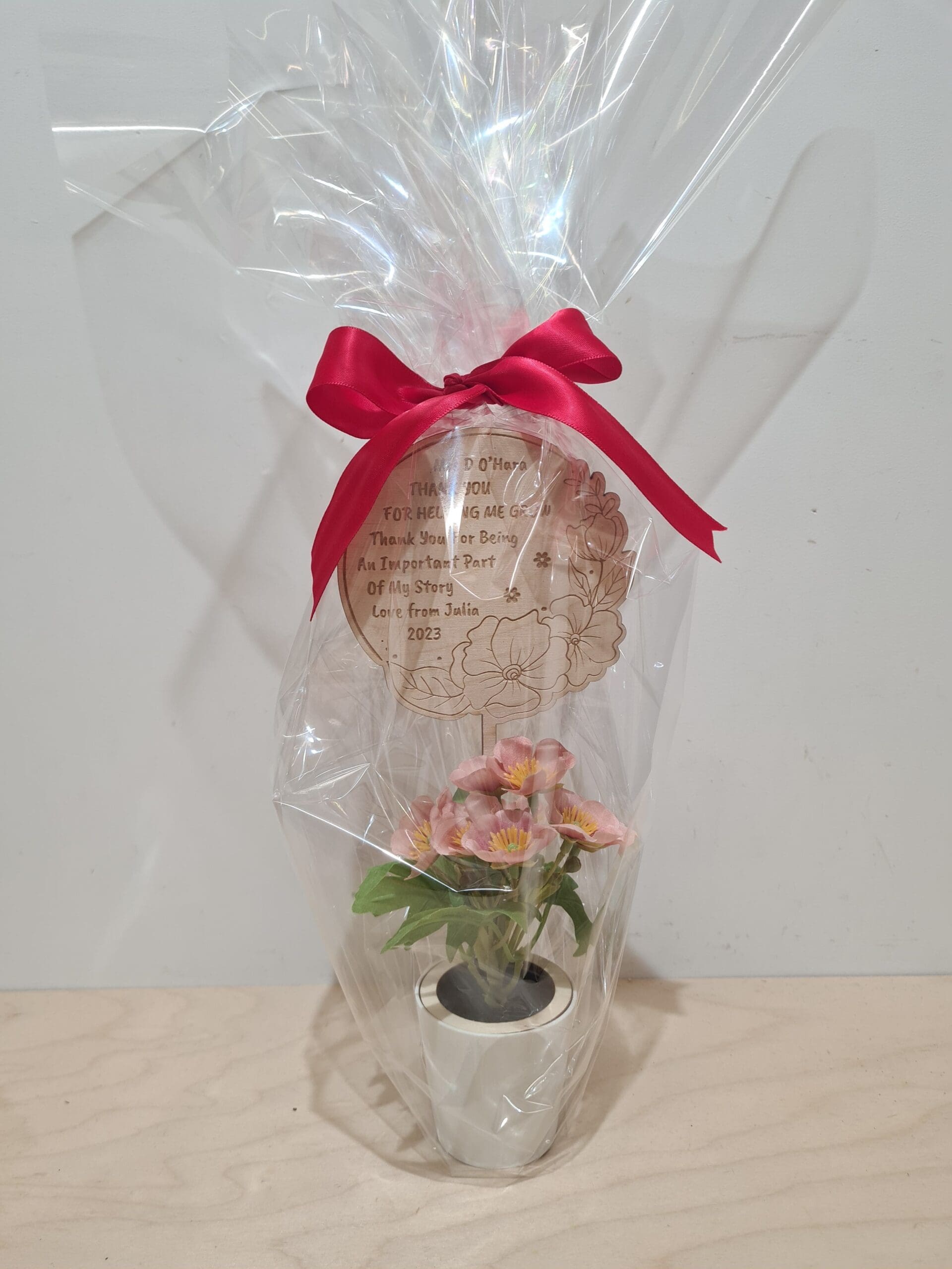 KWIAT Z DREWNIANĄ TABLICZKĄ PREZENT DLA NAUCZYCIELA