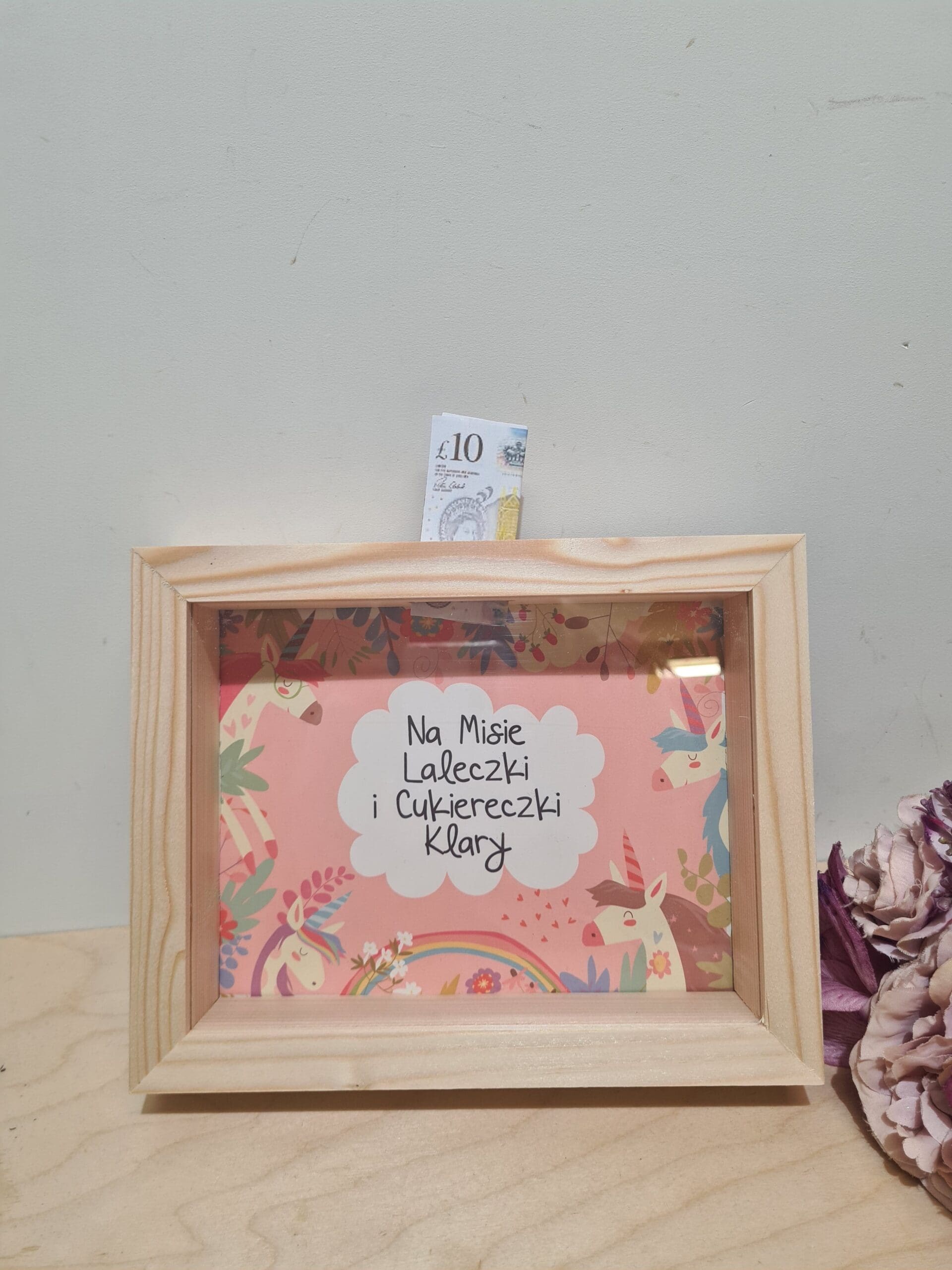 SKARBONKA 3D DREWNIANA Z SZYBKĄ Z IMIENIEM DZIECKA - NA MISIE LALECZKI I CUKIERECZKI