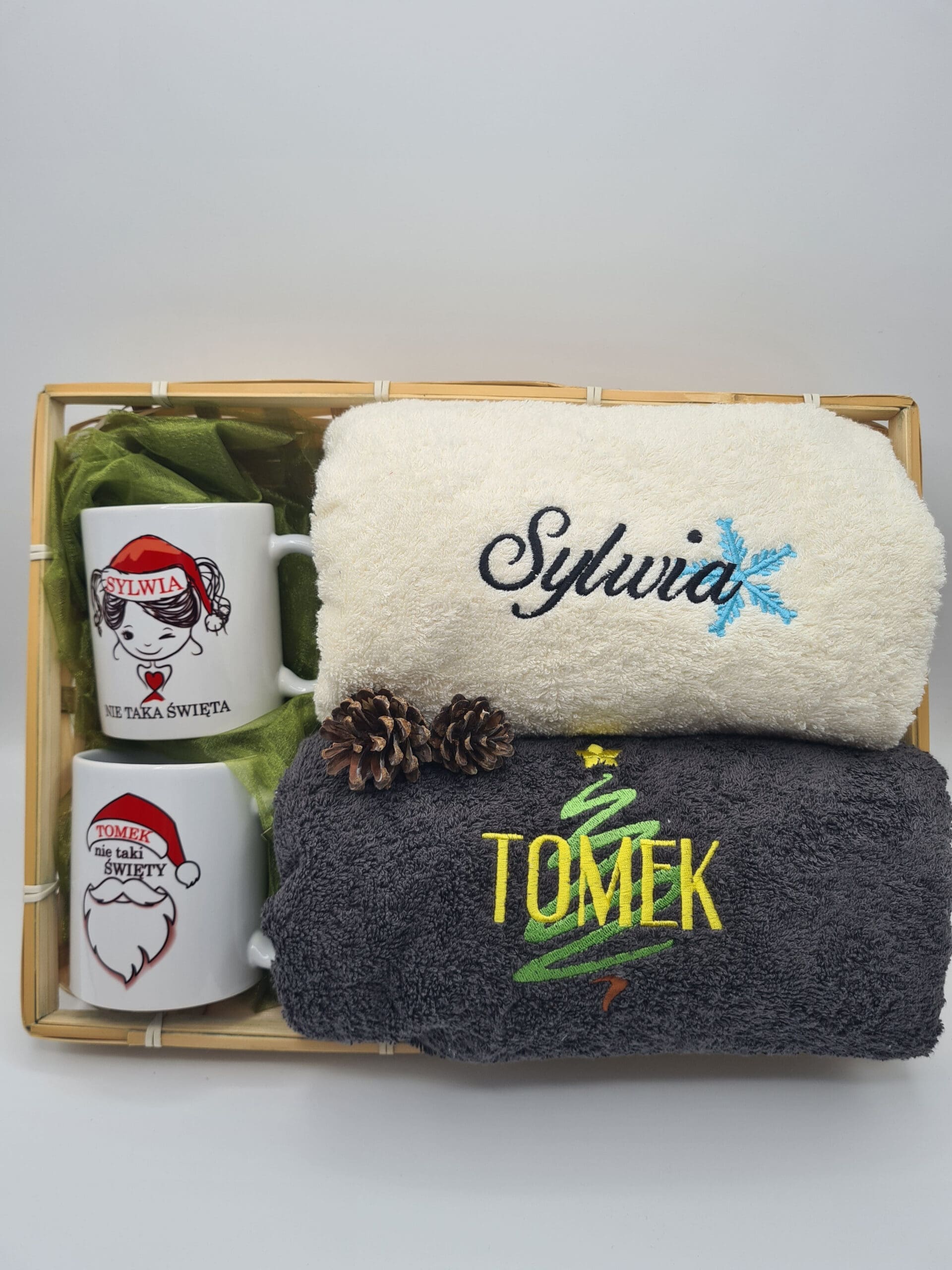 DWA RĘCZNIKI KĄPIELOWE Z HAFTEM I DWA KUBKI ZAPAKOWANE OZDOBNIE W KOSZYK ZESTAW PREZENTOWY Z OKAZJI ŚWIĄT BOŻEGO NARODZENIA