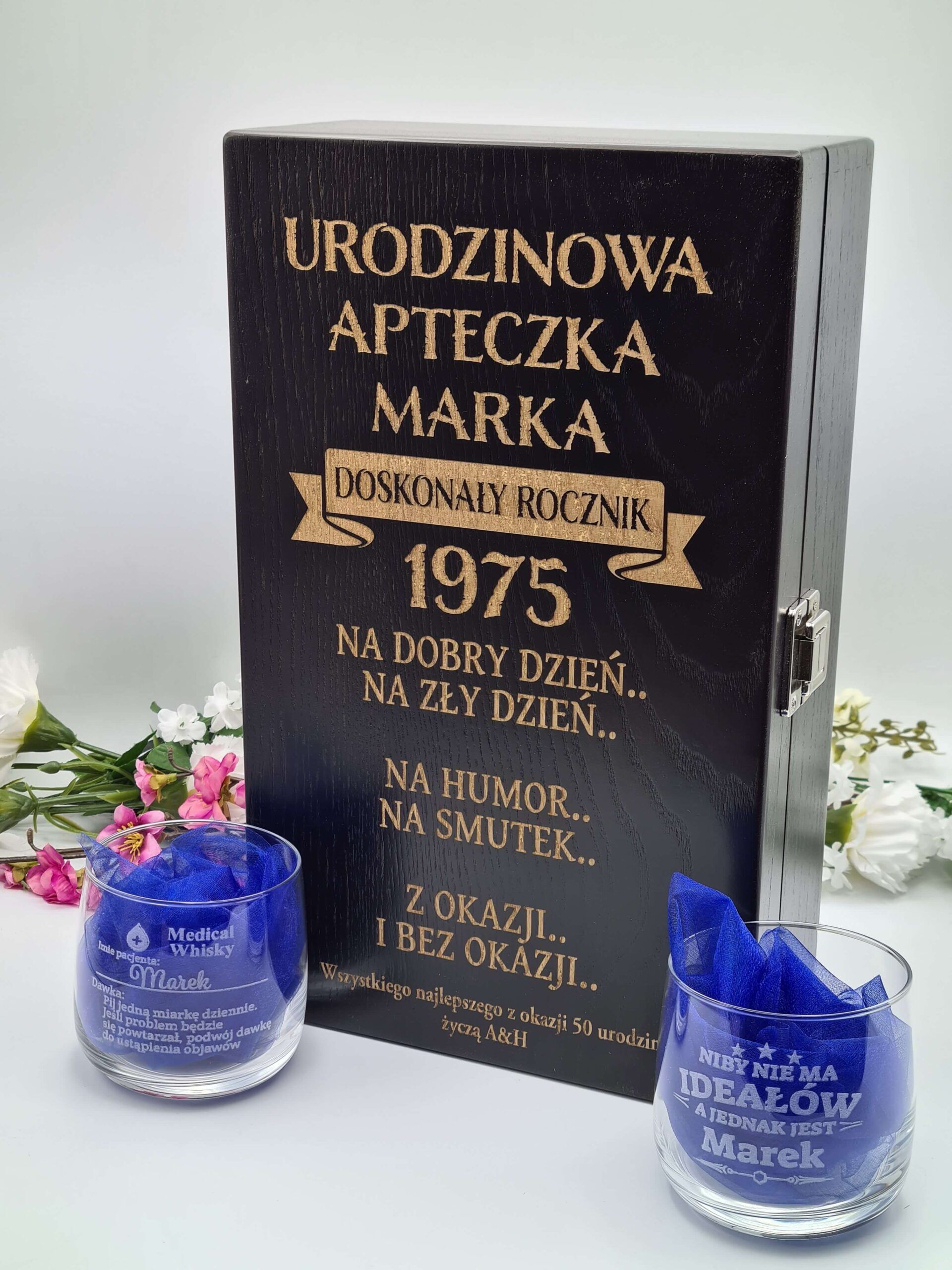Zestaw Personalizowana Podwójna skrzynka na alkohol oraz dwie szklanki z grawerem Urodzinowa Apteczka