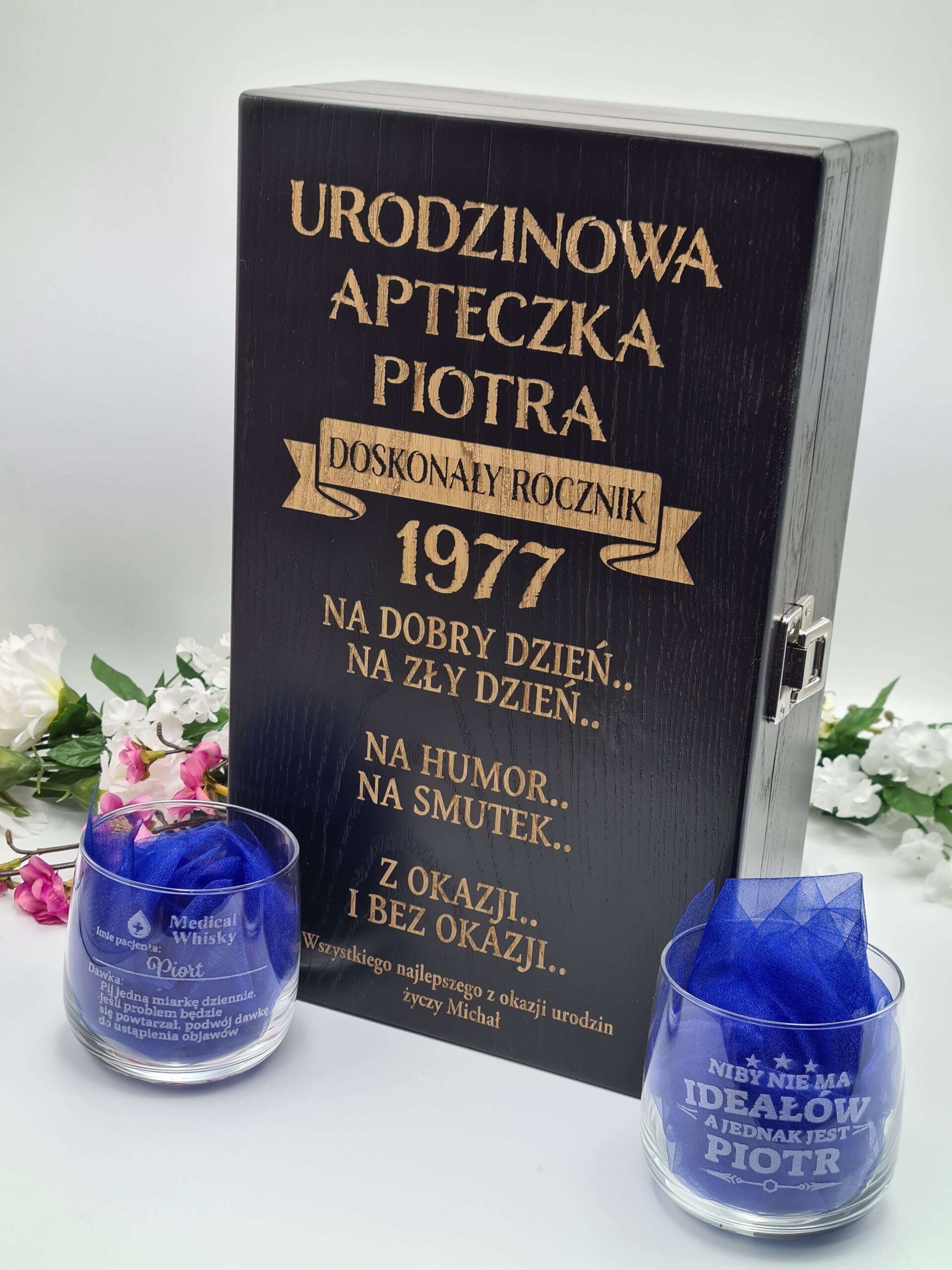 Zestaw Personalizowana Podwójna skrzynka na alkohol oraz dwie szklanki z grawerem Urodzinowa Apteczka