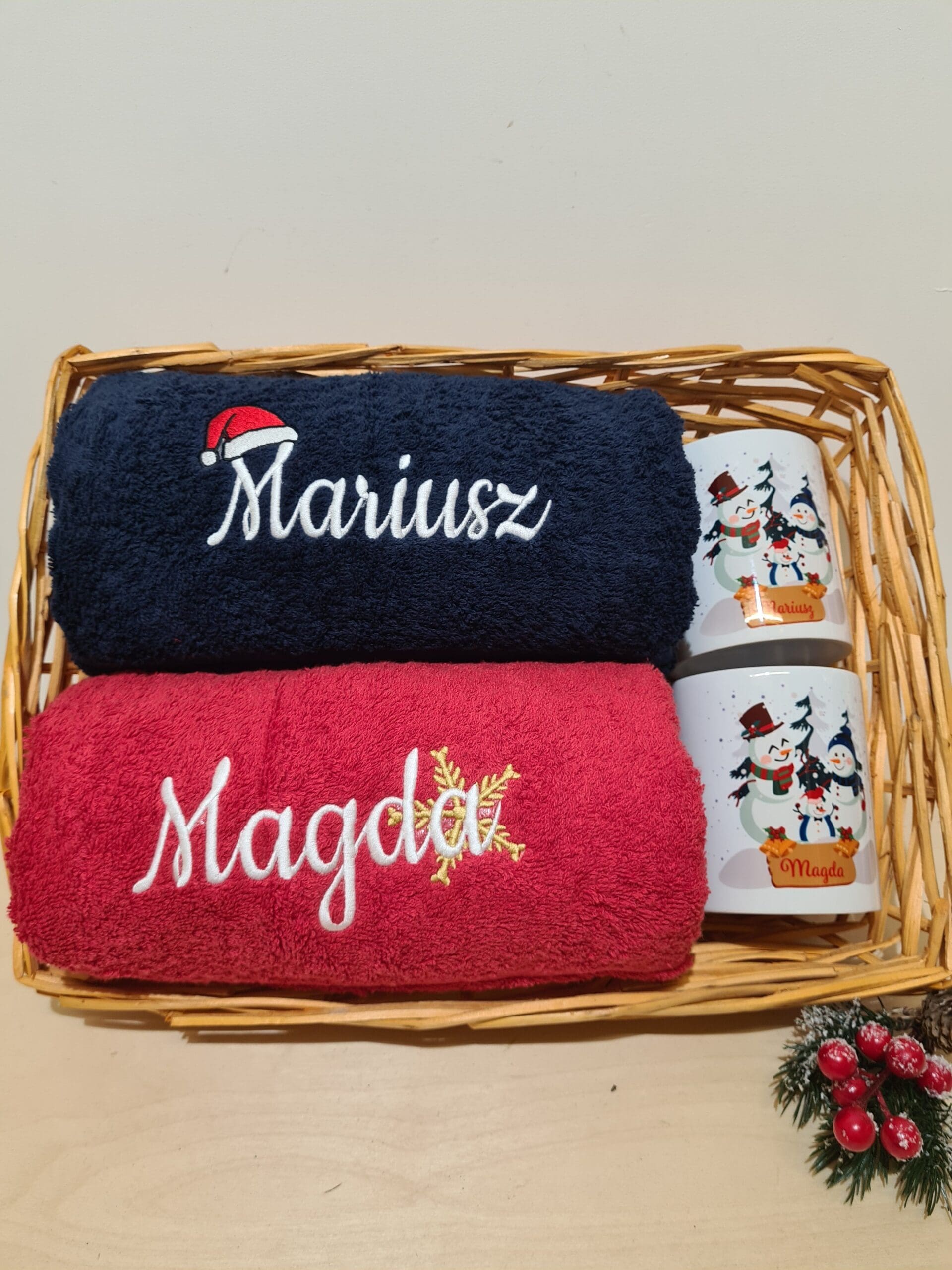 Zestaw Prezentowy: Personalizowane Ręczniki i Kubki Świąteczne w Koszu