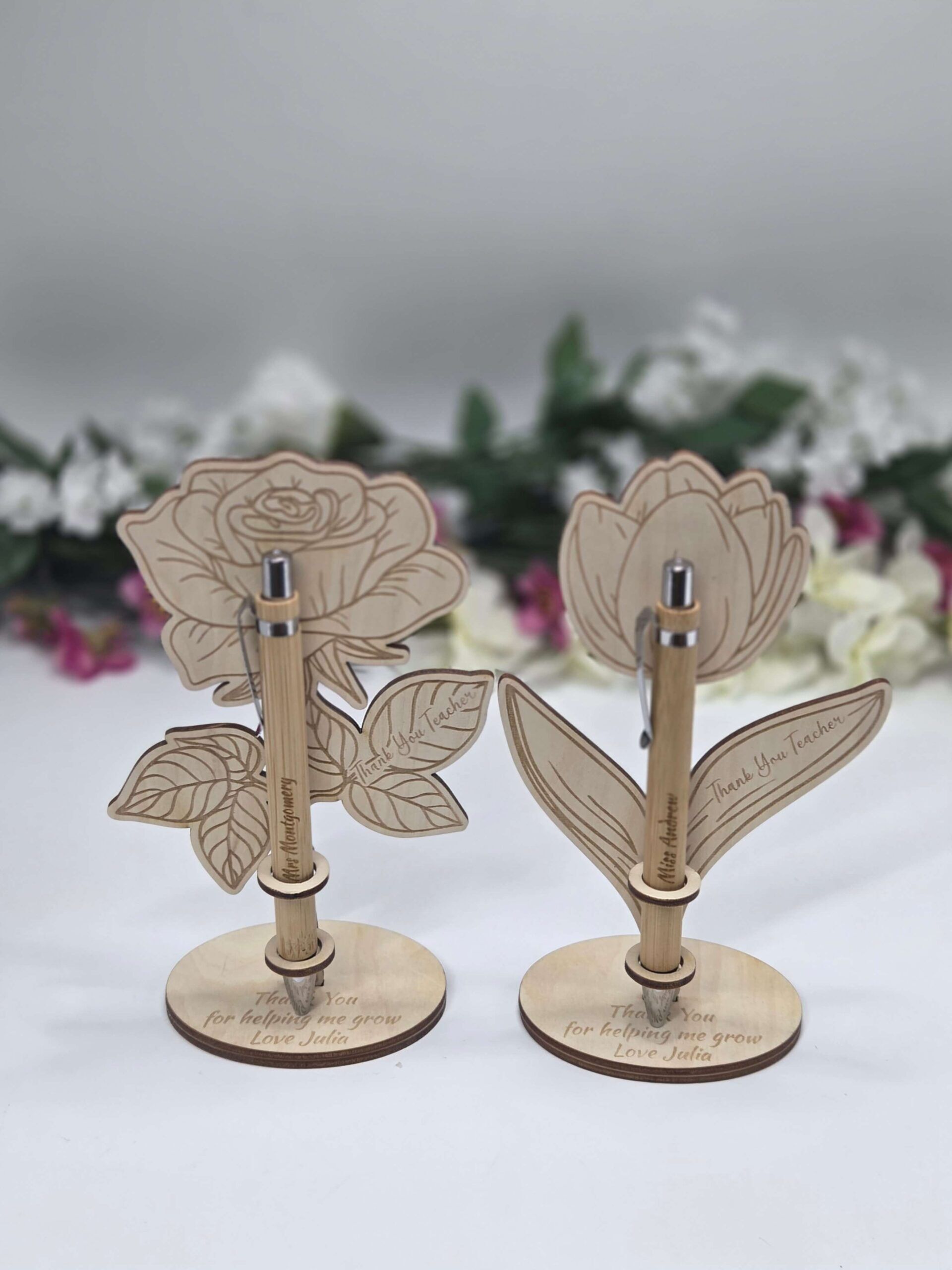 Drewniany stojak kwiatek z personalizacją + długopis dla nauczyciela