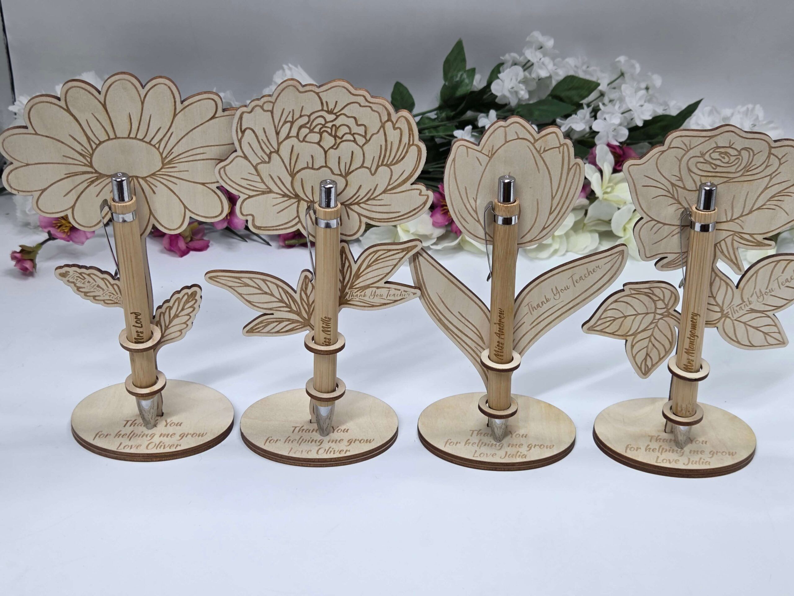 Drewniany stojak kwiatek z personalizacją + długopis dla nauczyciela