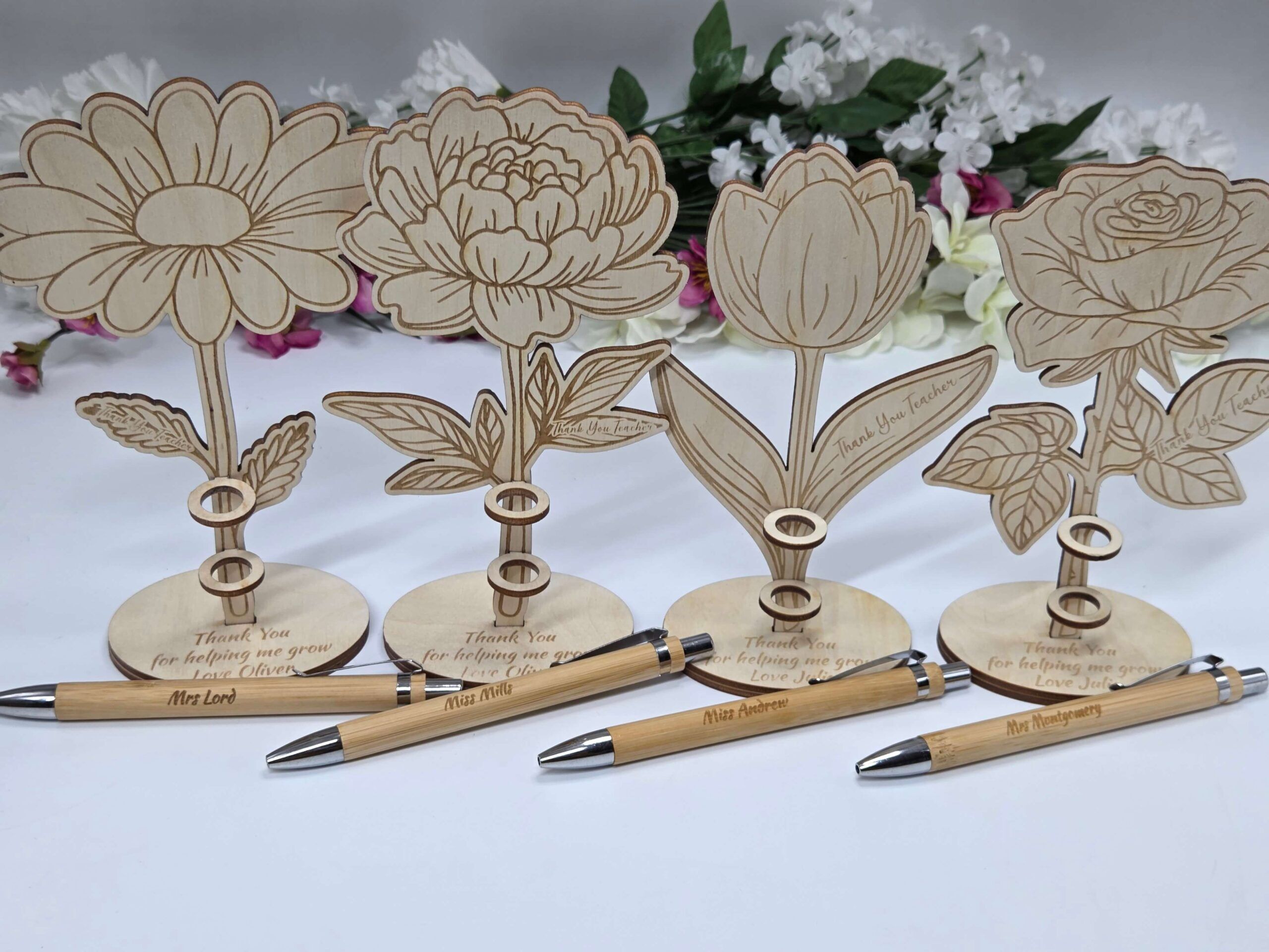 Drewniany stojak kwiatek z personalizacją + długopis dla nauczyciela